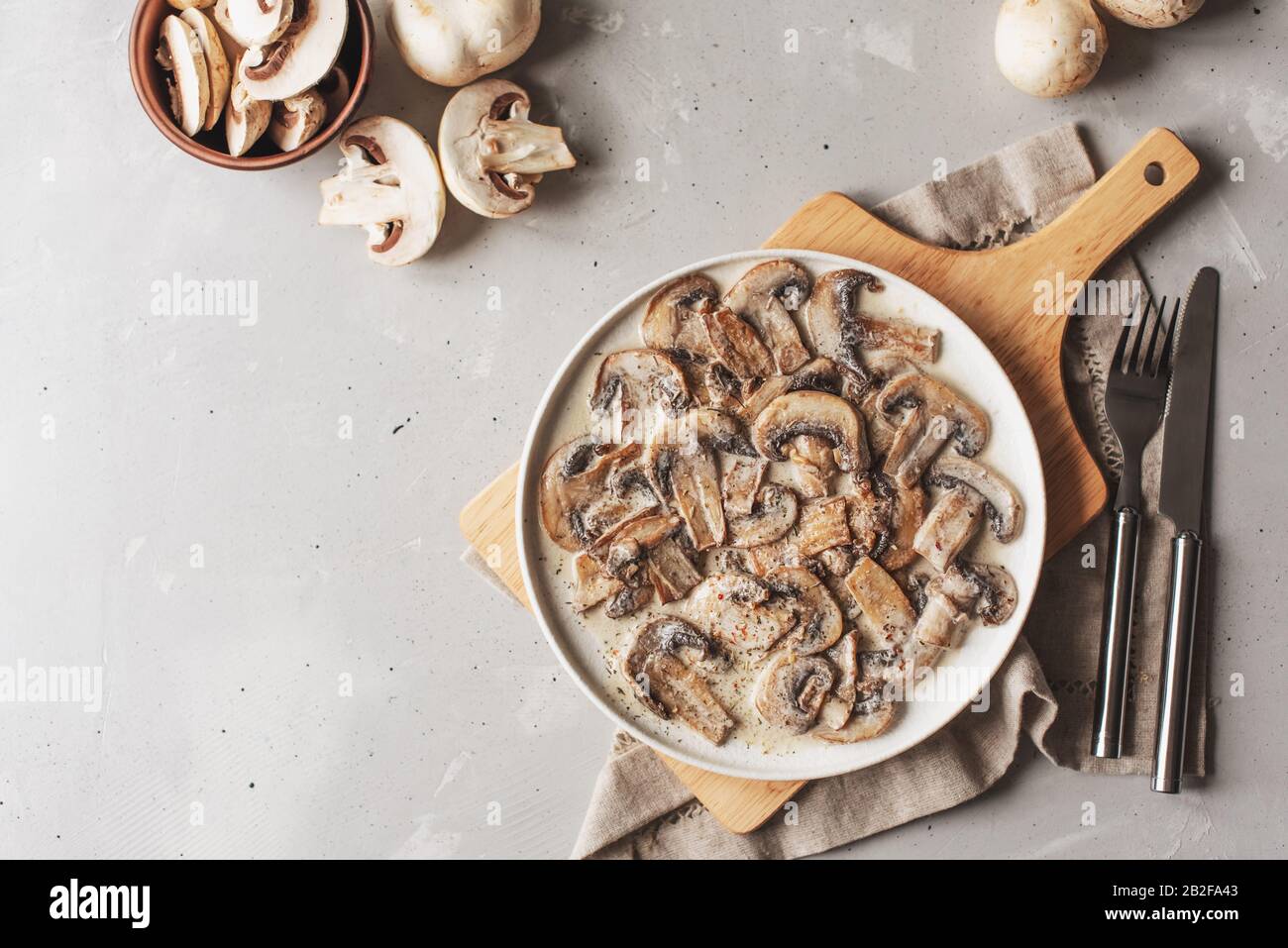 Faire cuire les champignons dans la crème sure avec du portulak.Ragoût Frais de champignons avec des légumes. Banque D'Images