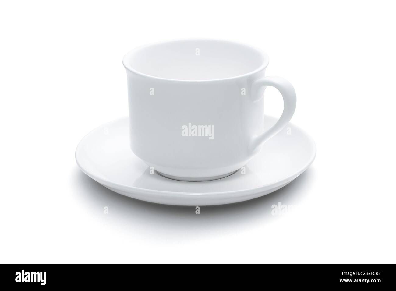 Vue latérale d'une tasse à café vide sur une soucoupe isolée sur un fond blanc Banque D'Images