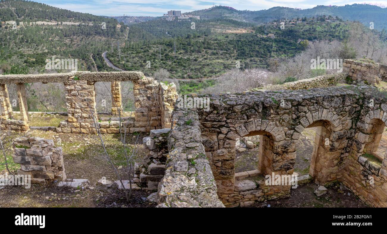 Les ruines et les structures de La Réserve naturelle de sattaf dans la forêt de Jérusalem. Sataf était un village palestinien dans le dépeuplement du sous-district de Jérusalem Banque D'Images