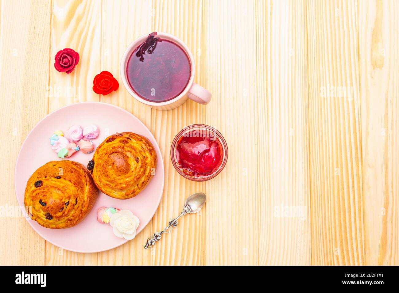 Thé Karkade à partir de pétales d'hibiscus (rose soudanaise). Petit déjeuner romantique et doux. Petits pains, meringues, gelée de fraises. Sur un fond en bois, haut vi Banque D'Images