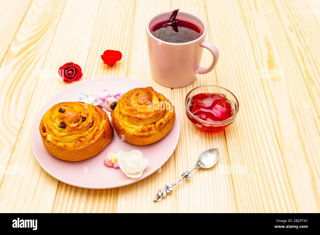 Thé Karkade à partir de pétales d'hibiscus (rose soudanaise). Petit déjeuner romantique et doux. Petits pains, meringues, gelée de fraises. Sur un fond en bois Banque D'Images