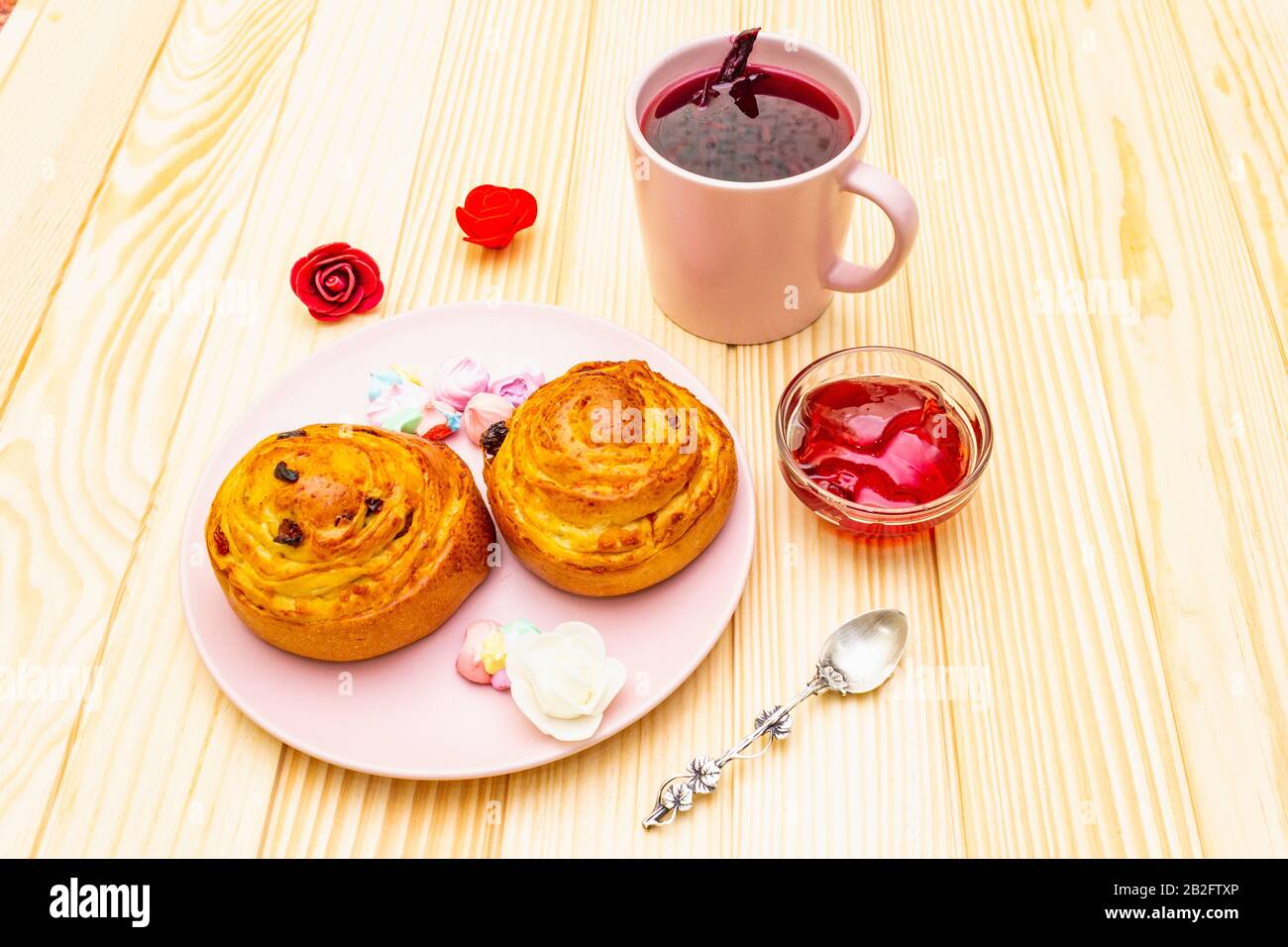Thé Karkade à partir de pétales d'hibiscus (rose soudanaise). Petit déjeuner romantique et doux. Petits pains, meringues, gelée de fraises. Sur un fond en bois Banque D'Images