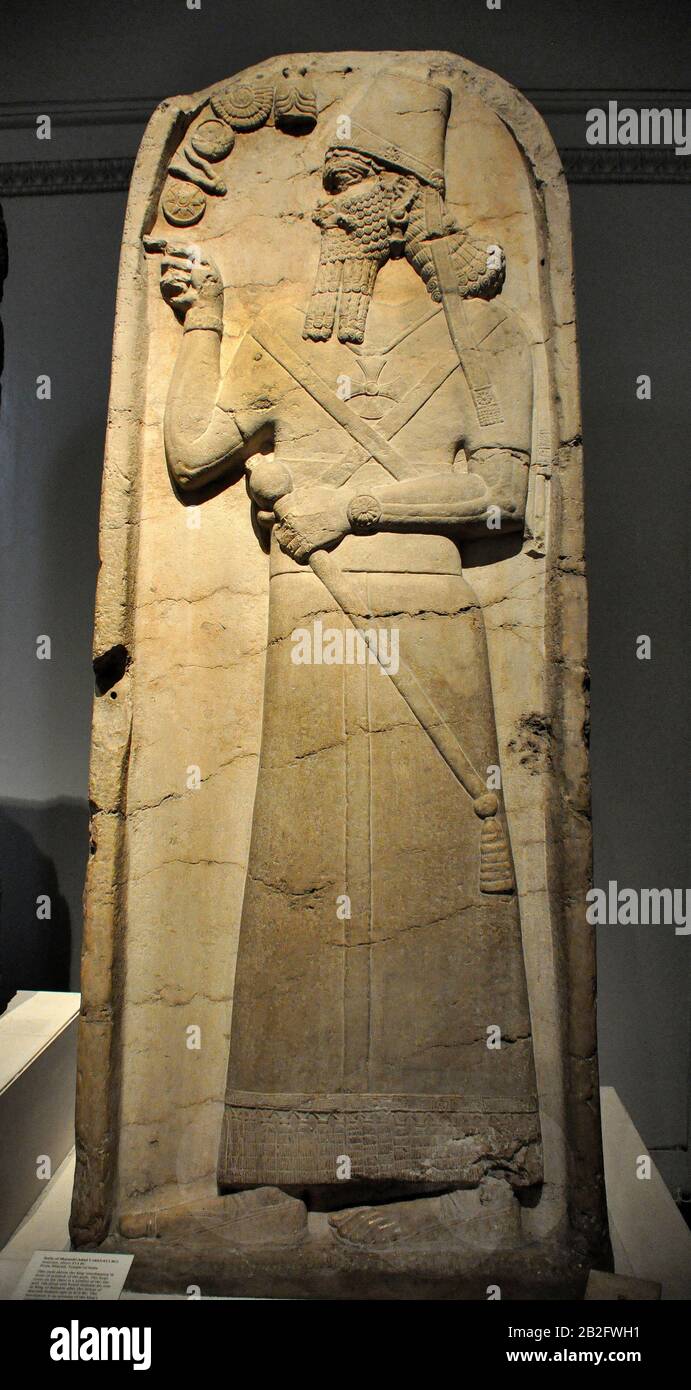 6555. Stela dépeignant le roi assyrien Shamshi Adad V portait des symboles des dieux assyriens et des divinités. L'inscription cuneiform mentionne les rois campa Banque D'Images