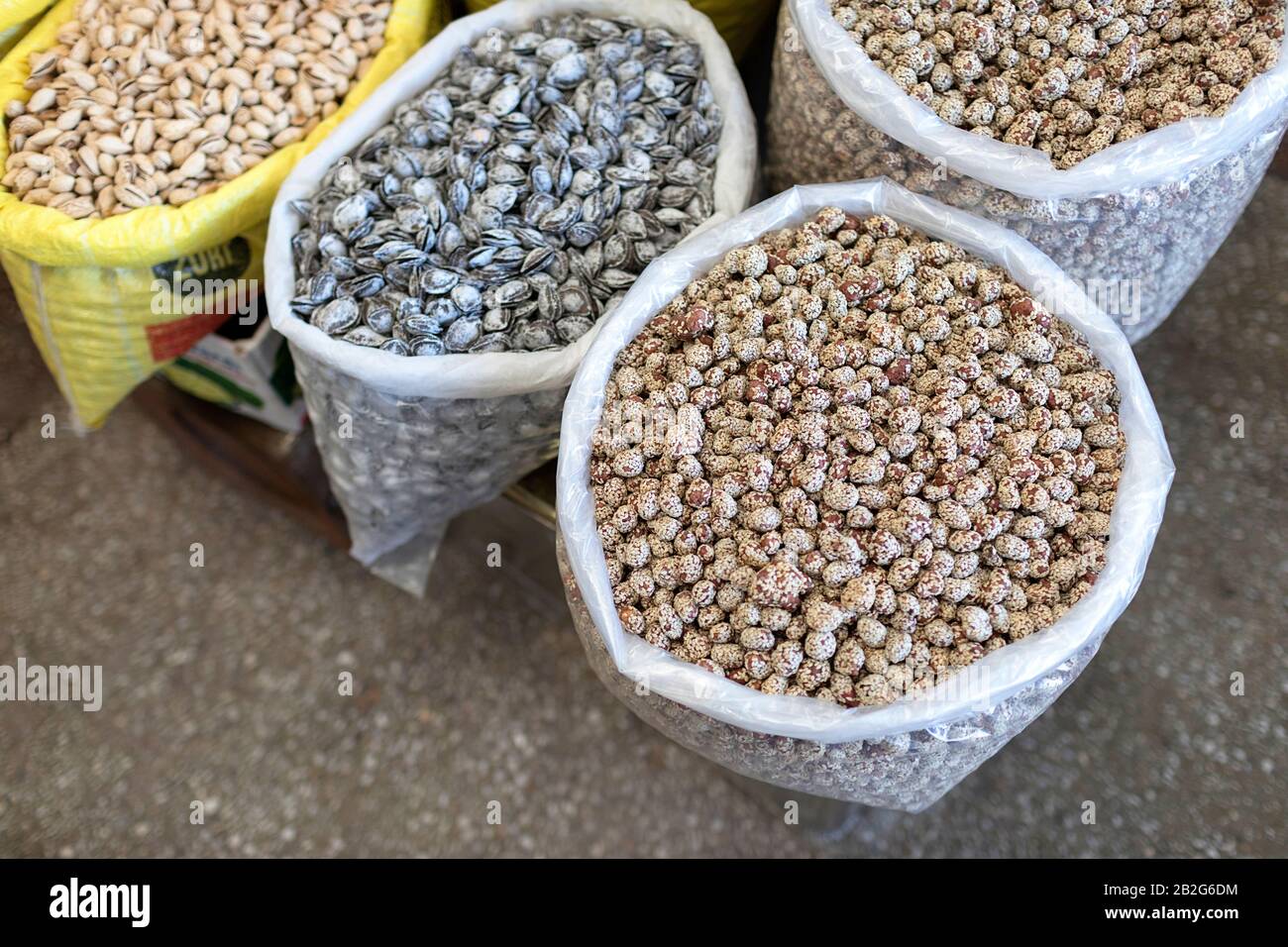 Noix en gros sacs à vendre sur le marché de l'étalage dans Bazar, Ouzbékistan, Asie centrale Banque D'Images Noix en gros sacs à vendre sur le marché de l'étalage dans Bazar, Ouzbékistan, Asie centrale Banque D'Images