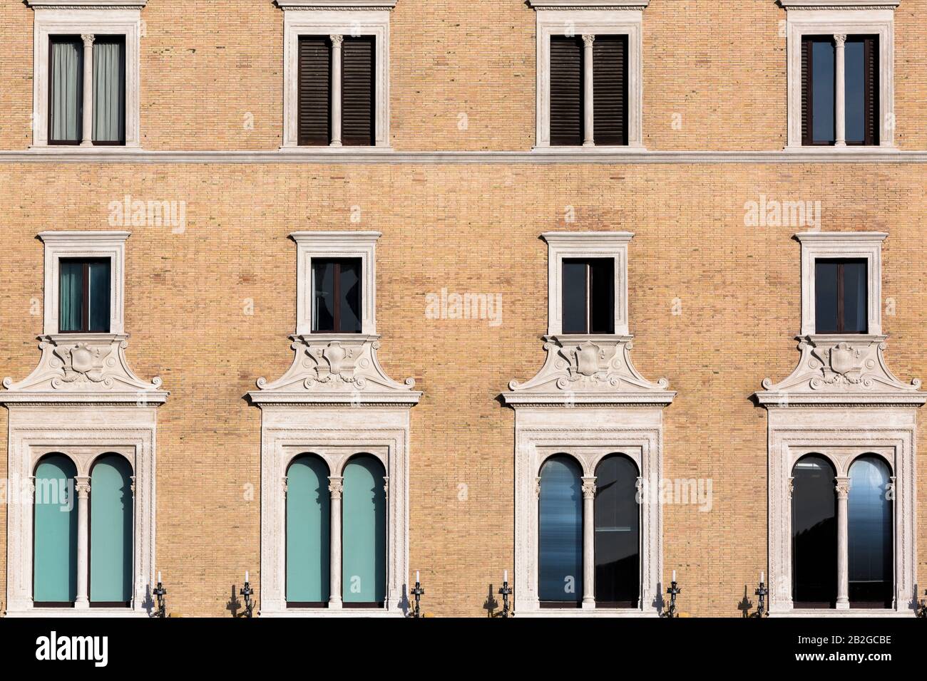 Vue de face d'un bâtiment ancien avec fenêtres voûtées situé dans le centre de Rome Banque D'Images