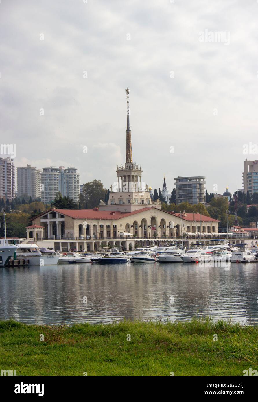 Russie, Sotchi, octobre 2019: Station marine, complexe du Port dans le quartier central. Banque D'Images