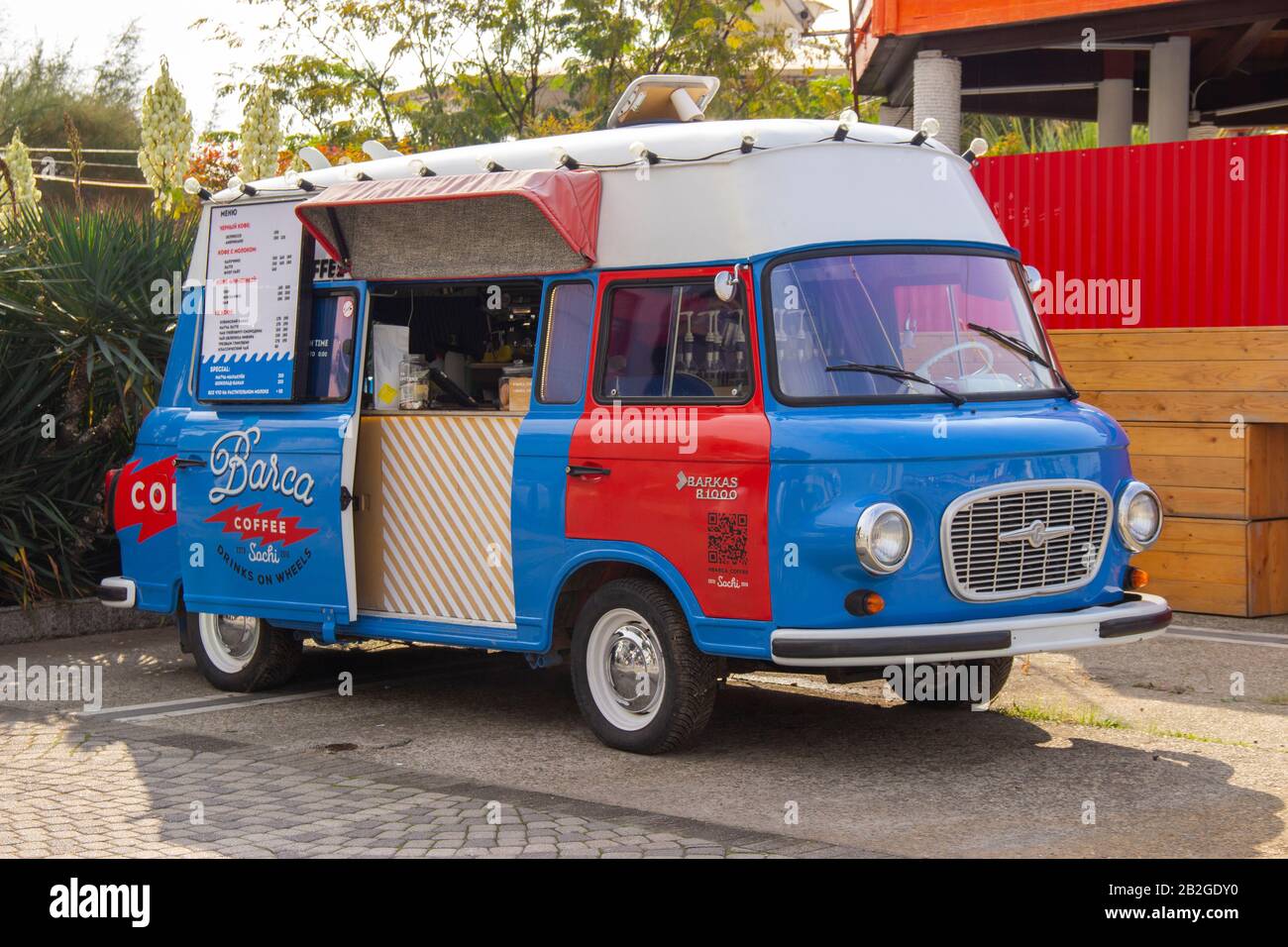 Russie, Sotchi, octobre 2019: Café de rue du vieux minibus rétro. La voiture est équipée pour la vente de café et de boissons Banque D'Images