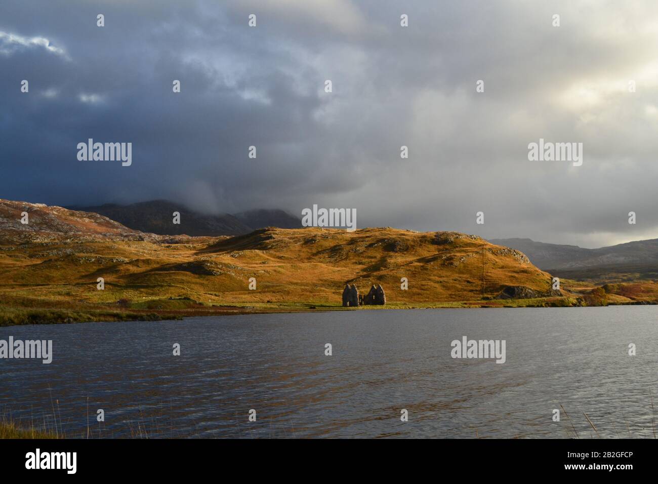 Ciel de couvaison sur les ruines à côté du Loch Assynt près du château d'Ardvreck. Les Highlands D'Écosse. Banque D'Images