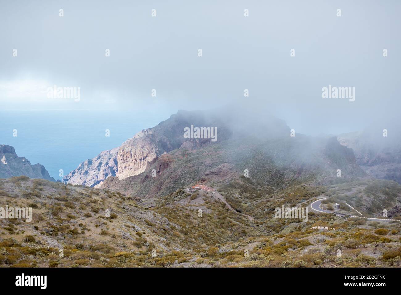 Beau paysage sur une montagne rocheuse avec l'océan sur l'arrière-plan sous les nuages, île de Tenerife, Espagne Banque D'Images