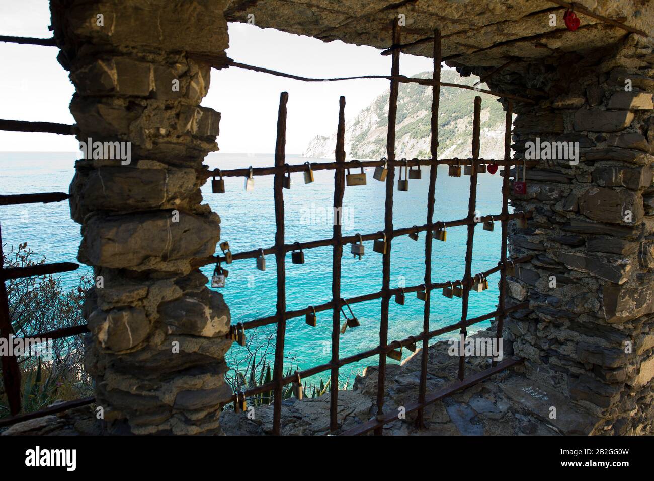 Riomaggiore donne sur la mer dans la province de la Spezia, se trouve dans le parc naturel des Cinque Terre en Ligurie, dans le nord-ouest de l'Italie. Il est inscrit sur la liste du patrimoine mondial de l'UNESCO Banque D'Images