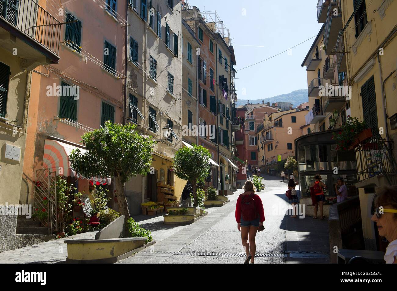 Riomaggiore donne sur la mer dans la province de la Spezia, se trouve dans le parc naturel des Cinque Terre en Ligurie, dans le nord-ouest de l'Italie. Il est inscrit sur la liste du patrimoine mondial de l'UNESCO Banque D'Images