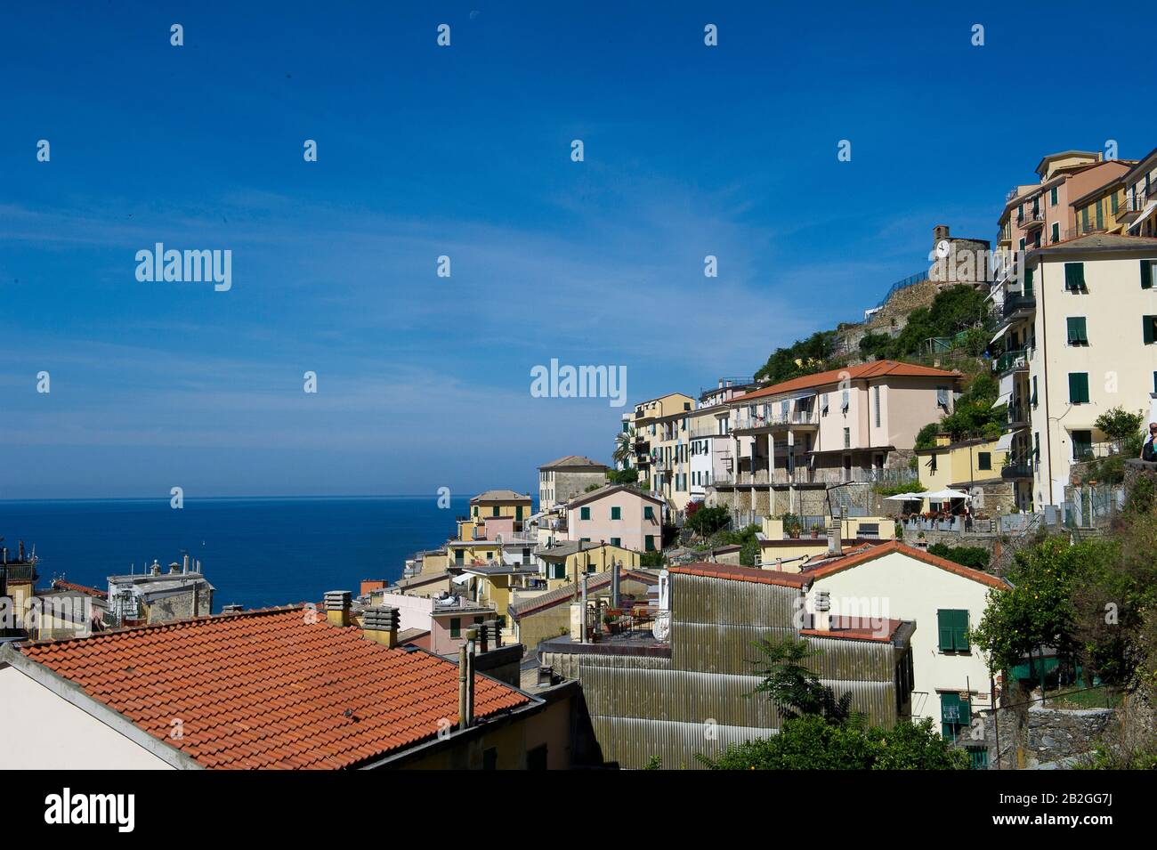 Riomaggiore donne sur la mer dans la province de la Spezia, se trouve dans le parc naturel des Cinque Terre en Ligurie, dans le nord-ouest de l'Italie. Il est inscrit sur la liste du patrimoine mondial de l'UNESCO Banque D'Images