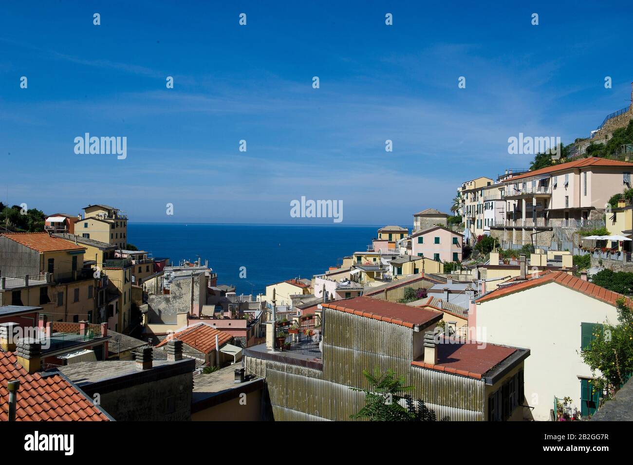Riomaggiore donne sur la mer dans la province de la Spezia, se trouve dans le parc naturel des Cinque Terre en Ligurie, dans le nord-ouest de l'Italie. Il est inscrit sur la liste du patrimoine mondial de l'UNESCO Banque D'Images