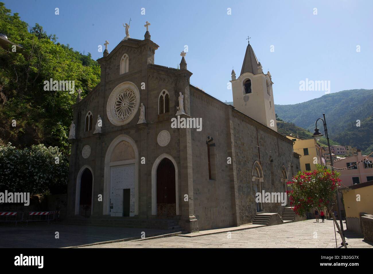 Riomaggiore donne sur la mer dans la province de la Spezia, se trouve dans le parc naturel des Cinque Terre en Ligurie, dans le nord-ouest de l'Italie. Il est inscrit sur la liste du patrimoine mondial de l'UNESCO. Église S. Giovanni Battista. Banque D'Images
