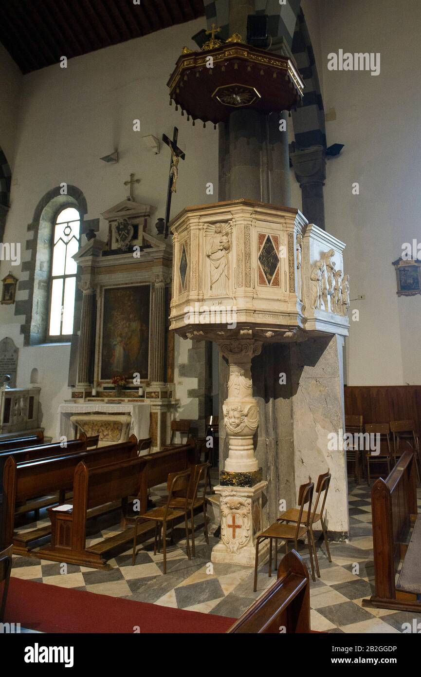 Riomaggiore donne sur la mer dans la province de la Spezia, se trouve dans le parc naturel des Cinque Terre en Ligurie, dans le nord-ouest de l'Italie. Il est inscrit sur la liste du patrimoine mondial de l'UNESCO. Église S. Giovanni Battista. Banque D'Images