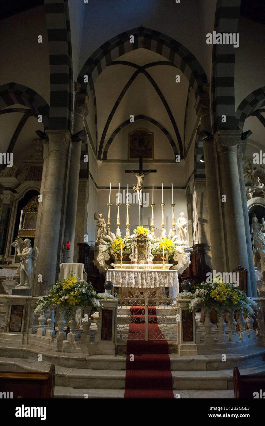 Riomaggiore donne sur la mer dans la province de la Spezia, se trouve dans le parc naturel des Cinque Terre en Ligurie, dans le nord-ouest de l'Italie. Il est inscrit sur la liste du patrimoine mondial de l'UNESCO. Église S. Giovanni Battista. Banque D'Images