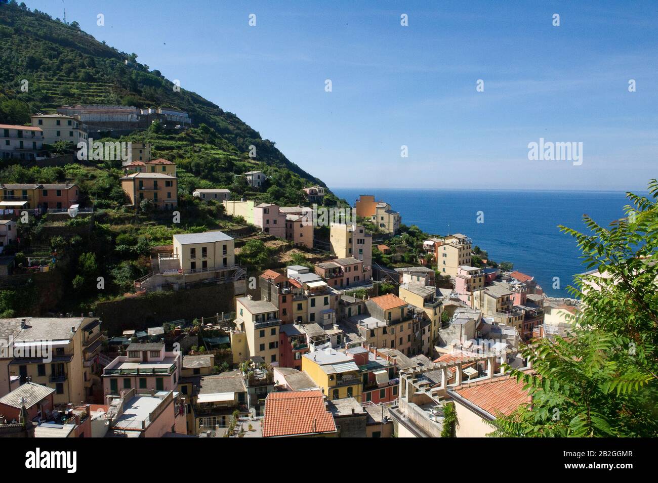 Riomaggiore donne sur la mer dans la province de la Spezia, se trouve dans le parc naturel des Cinque Terre en Ligurie, dans le nord-ouest de l'Italie. Il est inscrit sur la liste du patrimoine mondial de l'UNESCO Banque D'Images