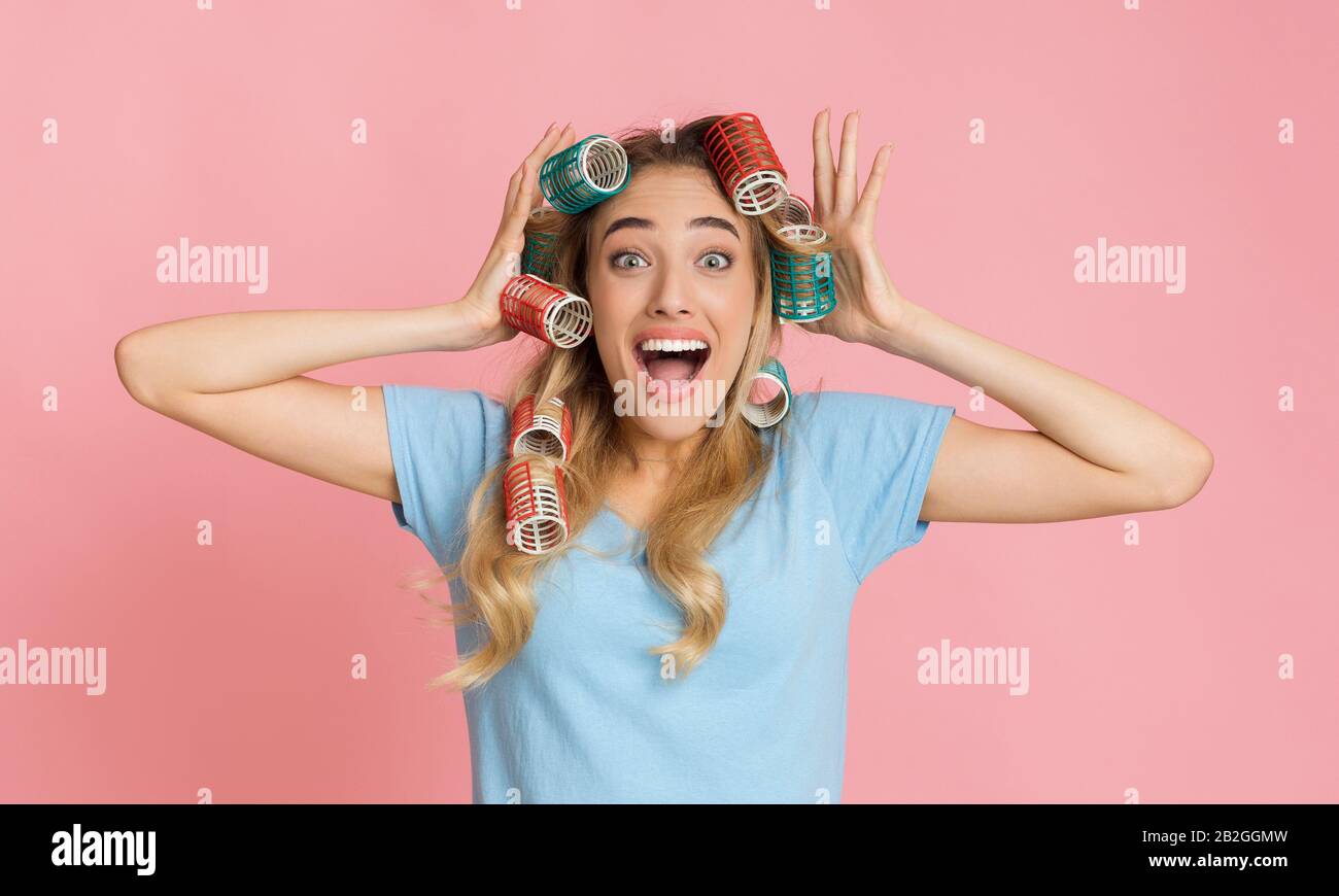 Femme surprise avec des joueurs qui tiennent la tête Banque D'Images