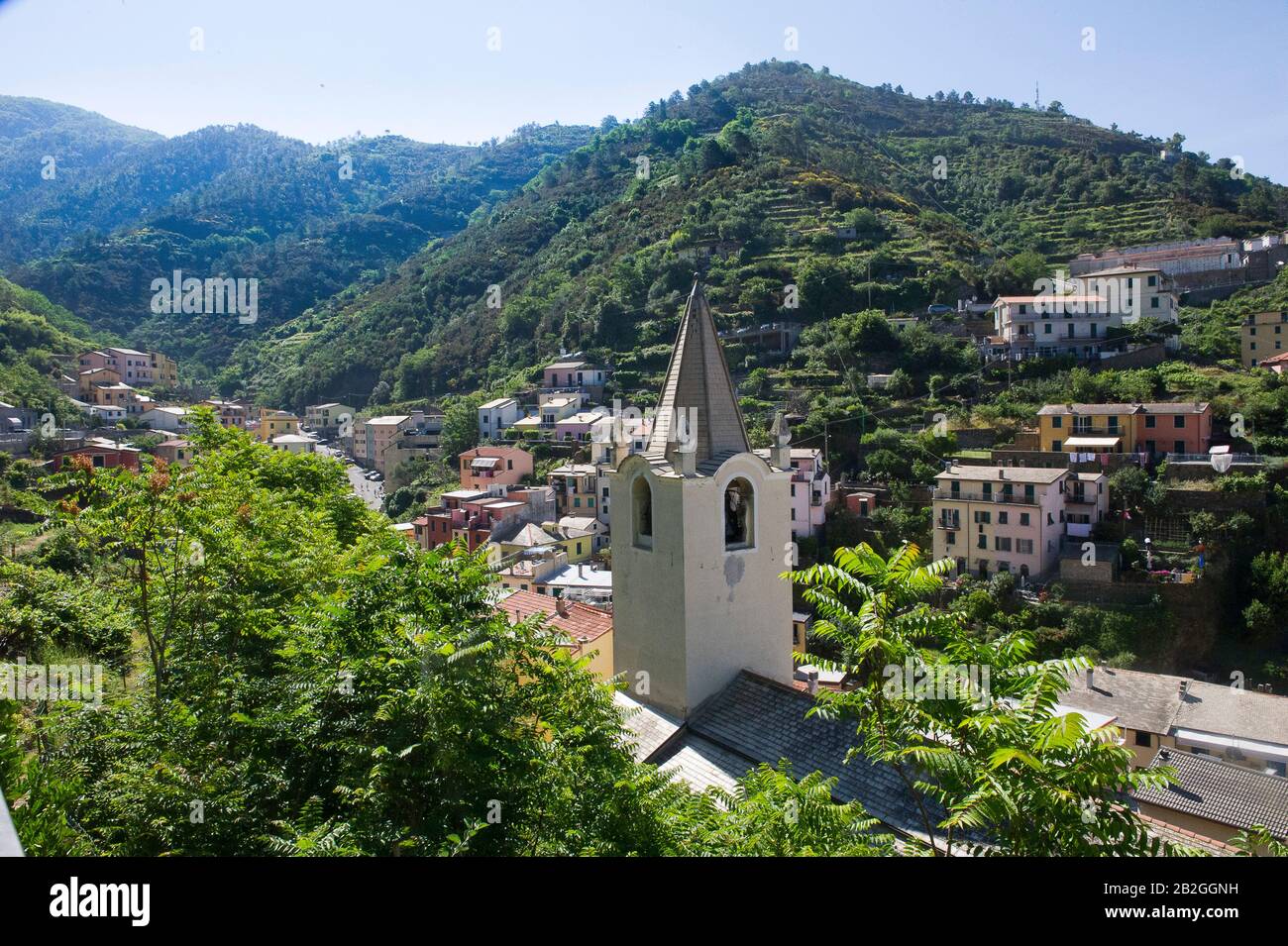 Riomaggiore donne sur la mer dans la province de la Spezia, se trouve dans le parc naturel des Cinque Terre en Ligurie, dans le nord-ouest de l'Italie. Il est inscrit sur la liste du patrimoine mondial de l'UNESCO Banque D'Images