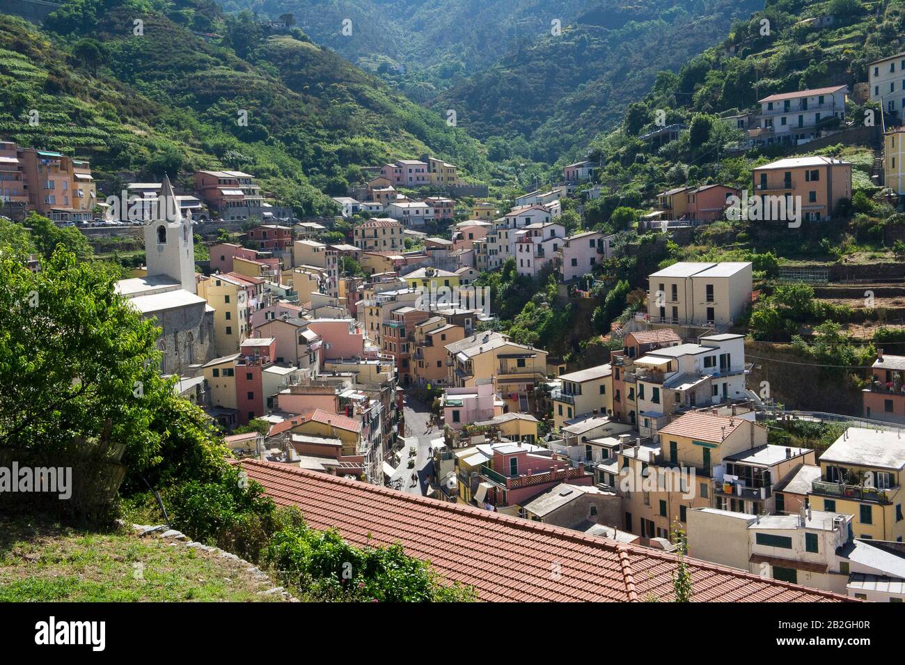 Riomaggiore donne sur la mer dans la province de la Spezia, se trouve dans le parc naturel des Cinque Terre en Ligurie, dans le nord-ouest de l'Italie. Il est inscrit sur la liste du patrimoine mondial de l'UNESCO Banque D'Images