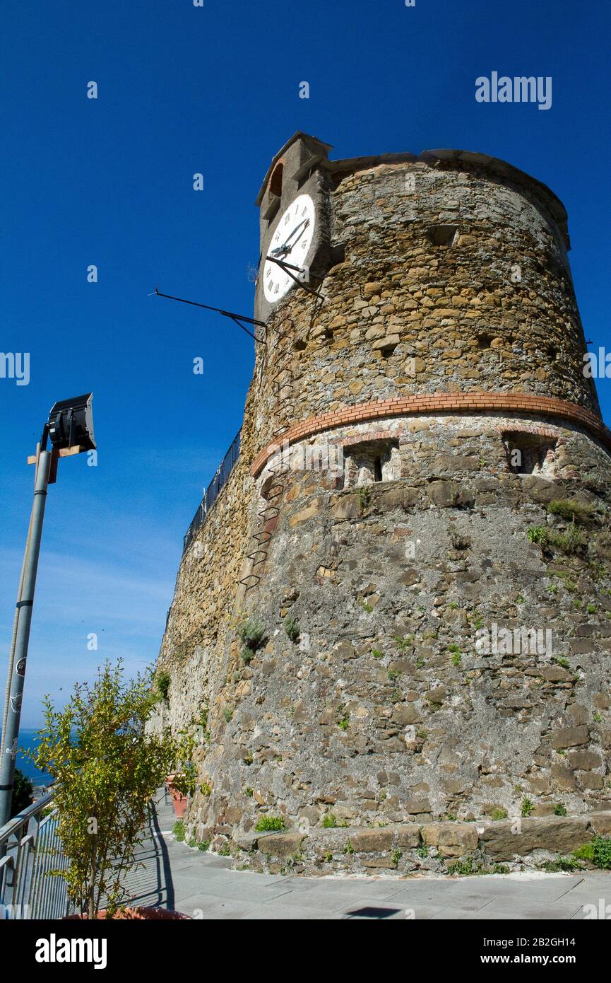 Riomaggiore donne sur la mer dans la province de la Spezia, se trouve dans le parc naturel des Cinque Terre en Ligurie, dans le nord-ouest de l'Italie. Il est inscrit sur la liste du patrimoine mondial de l'UNESCO. Tour d'observation de Saracen Banque D'Images