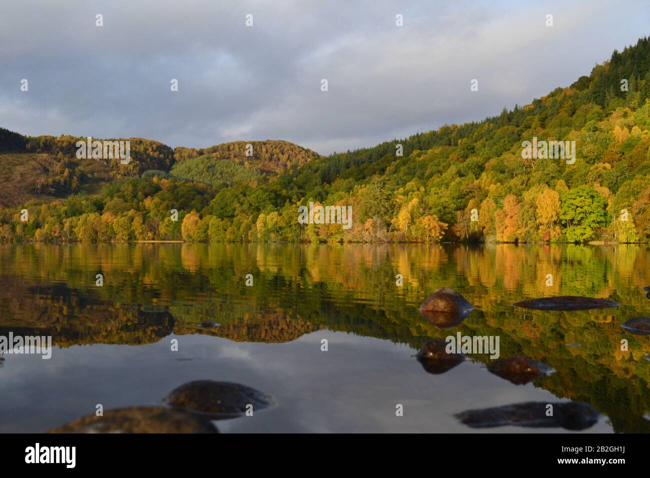 Réflexions sur un Loch Achilty très calme, dans les Highlands d'Écosse Banque D'Images