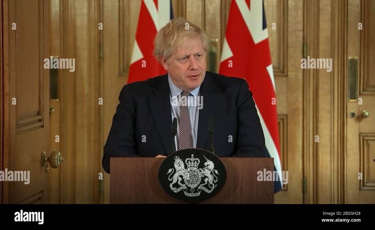Une capture d'écran tirée de la vidéo de l'AP du premier ministre Boris Johnson lors d'une conférence de presse sur le plan d'action du gouvernement sur le coronavirus, au 10 Downing Street, Londres. Banque D'Images
