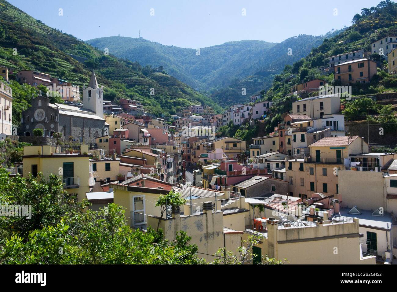Riomaggiore donne sur la mer dans la province de la Spezia, se trouve dans le parc naturel des Cinque Terre en Ligurie, dans le nord-ouest de l'Italie. Il est inscrit sur la liste du patrimoine mondial de l'UNESCO Banque D'Images