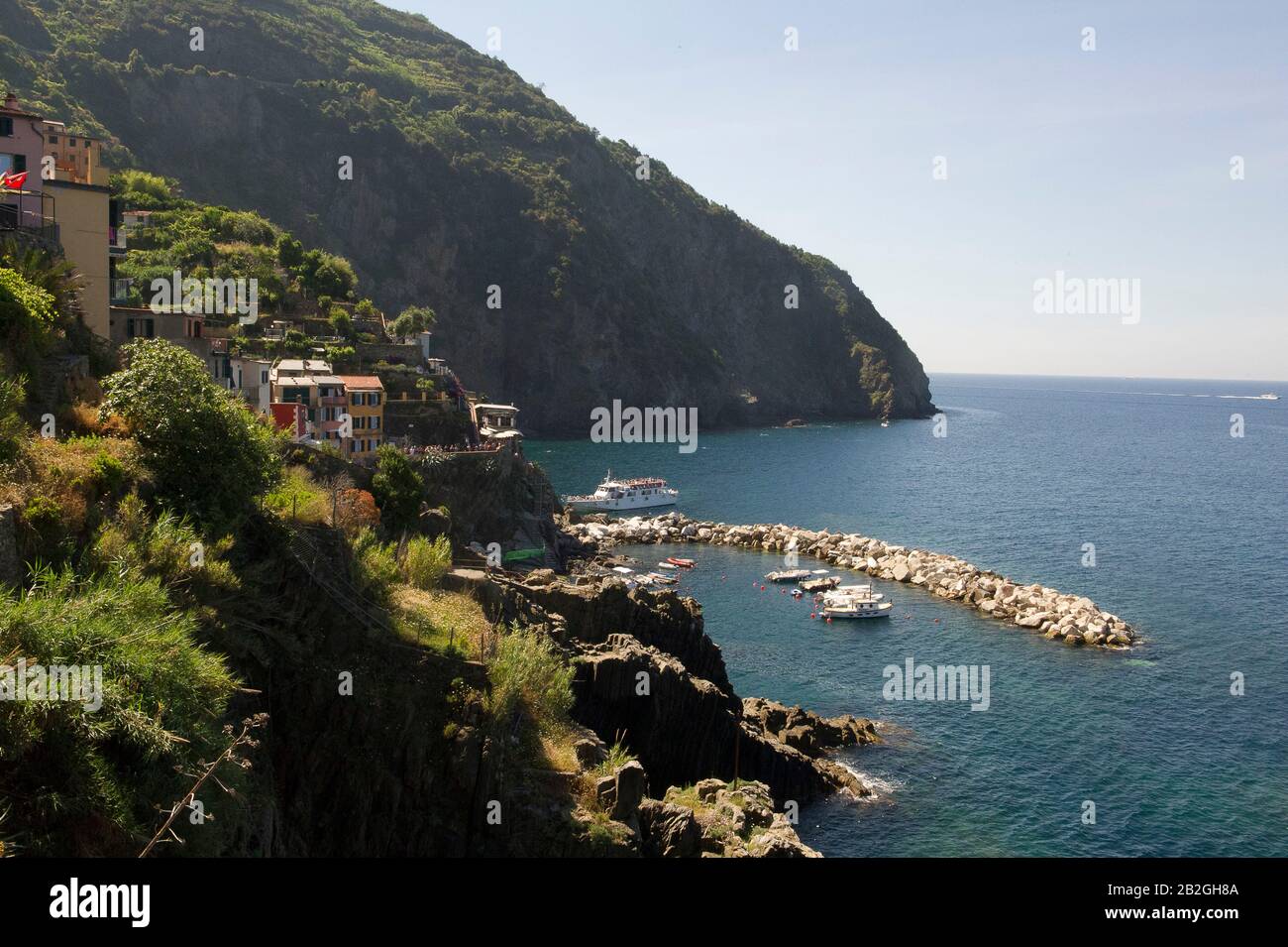 Riomaggiore donne sur la mer dans la province de la Spezia, se trouve dans le parc naturel des Cinque Terre en Ligurie, dans le nord-ouest de l'Italie. Il est inscrit sur la liste du patrimoine mondial de l'UNESCO Banque D'Images