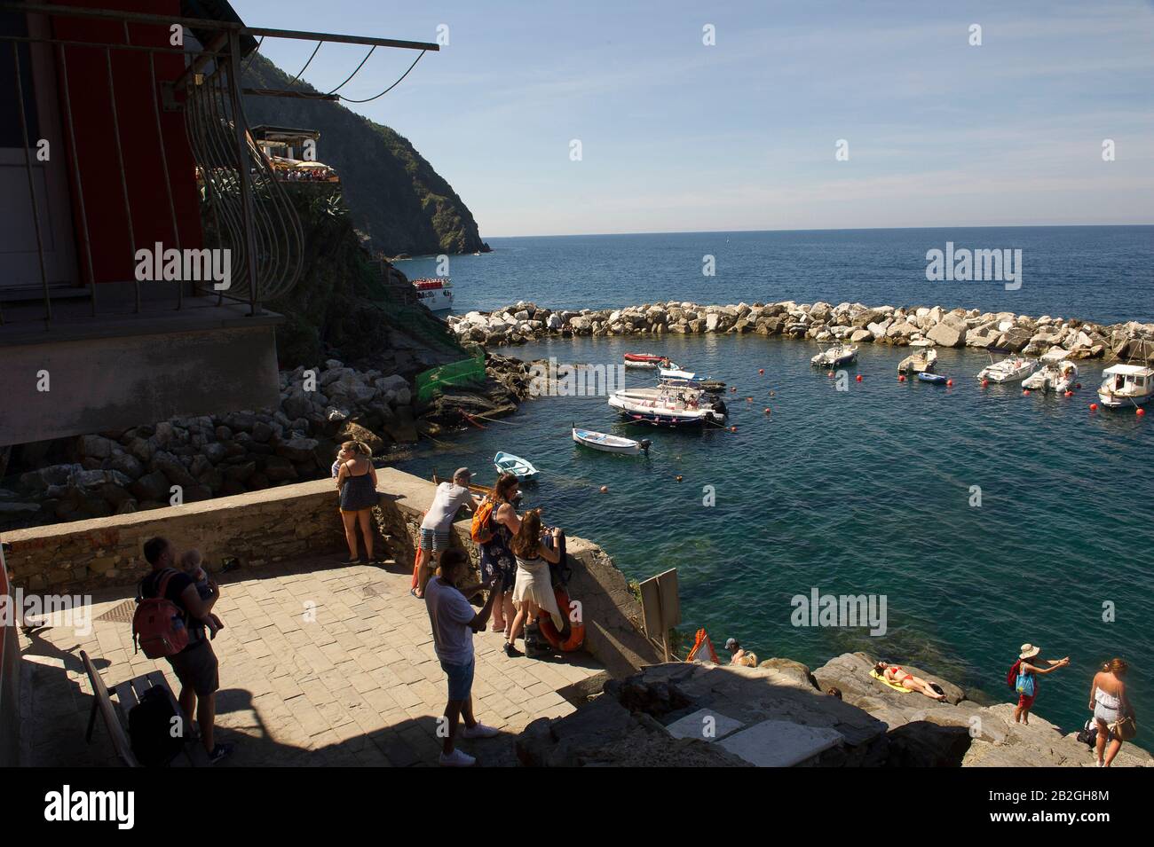 Riomaggiore donne sur la mer dans la province de la Spezia, se trouve dans le parc naturel des Cinque Terre en Ligurie, dans le nord-ouest de l'Italie. Il est inscrit sur la liste du patrimoine mondial de l'UNESCO Banque D'Images