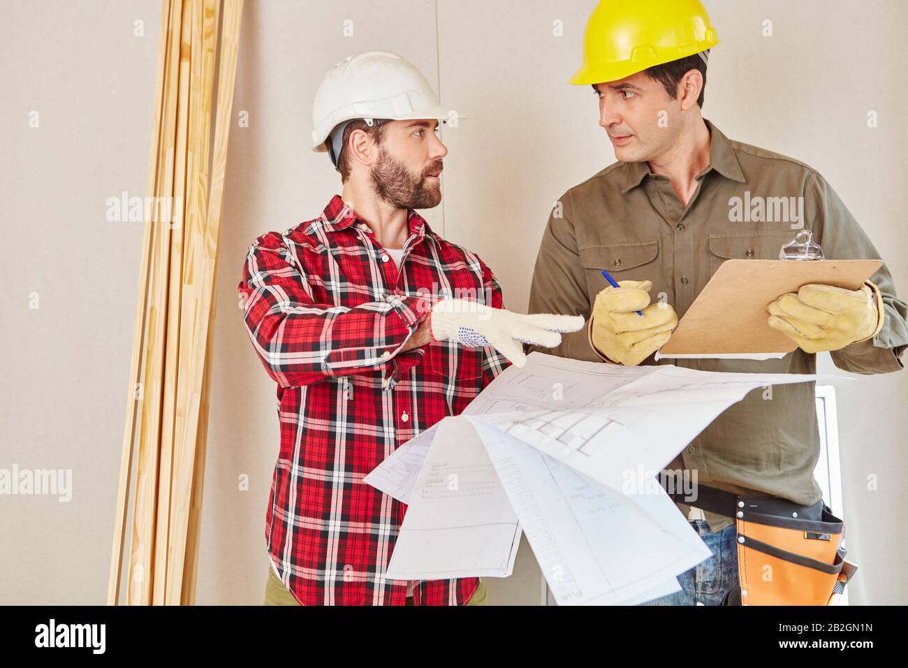 Architecte et contremaître avec dessin de construction lors de la planification de la construction de maison Banque D'Images