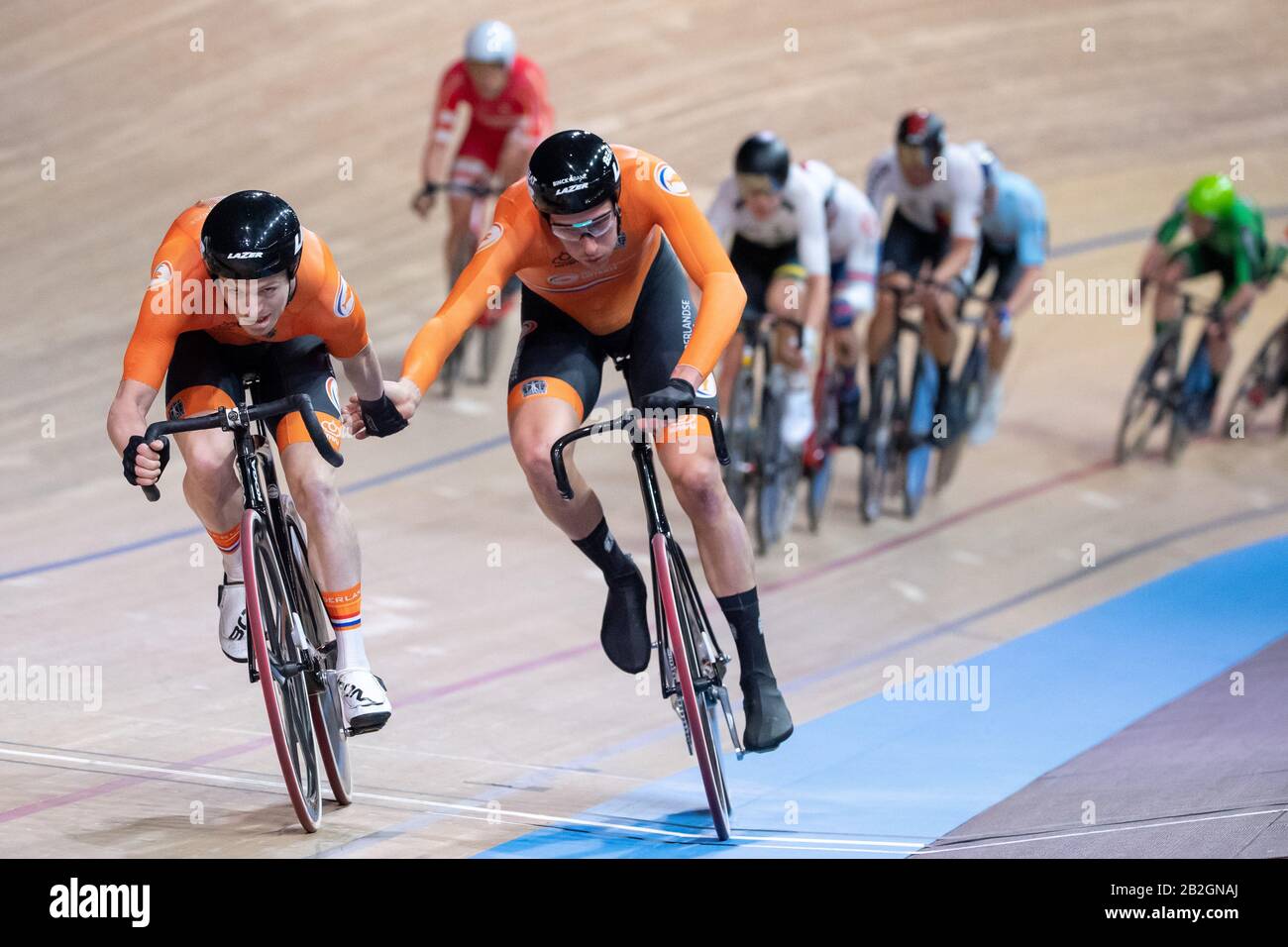 Berlin, Allemagne. 01 mars 2020. Cyclisme/piste: Championnat du monde,  Madison, hommes: L'équipe des Pays-Bas, Jan Willem van Schip et Yoeri  Havik, joue un skidding grip. Crédit: Sebastian Gollnow/Dpa/Alay Live News  Photo Stock -