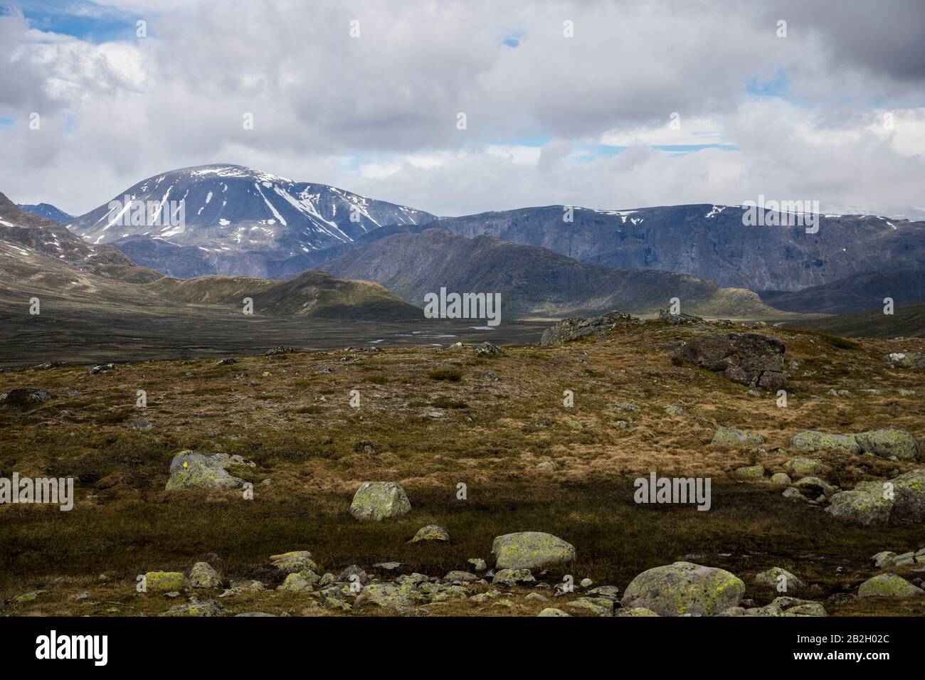 De lourds nuages se trouvent au-dessus des montagnes norvégiennes Banque D'Images