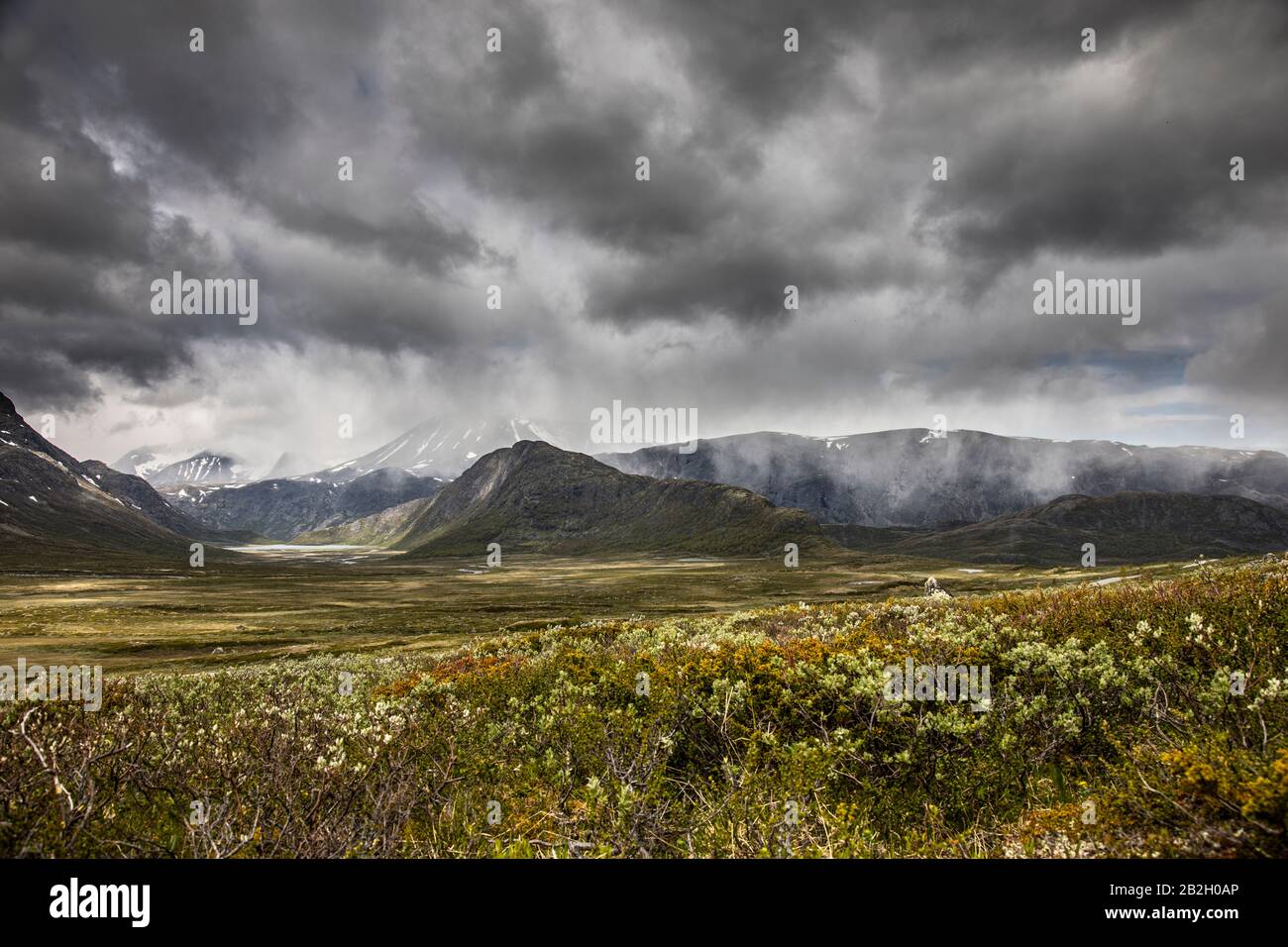 De lourds nuages se trouvent au-dessus des montagnes norvégiennes Banque D'Images