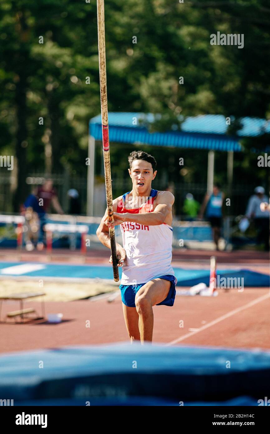 Chelyabinsk, Russie - 24 juillet 2015 : Timur Morgunov tente de se lancer dans la voûte polaire lors du championnat d'athlétisme à la mémoire de Georgy Neckeukhin Banque D'Images