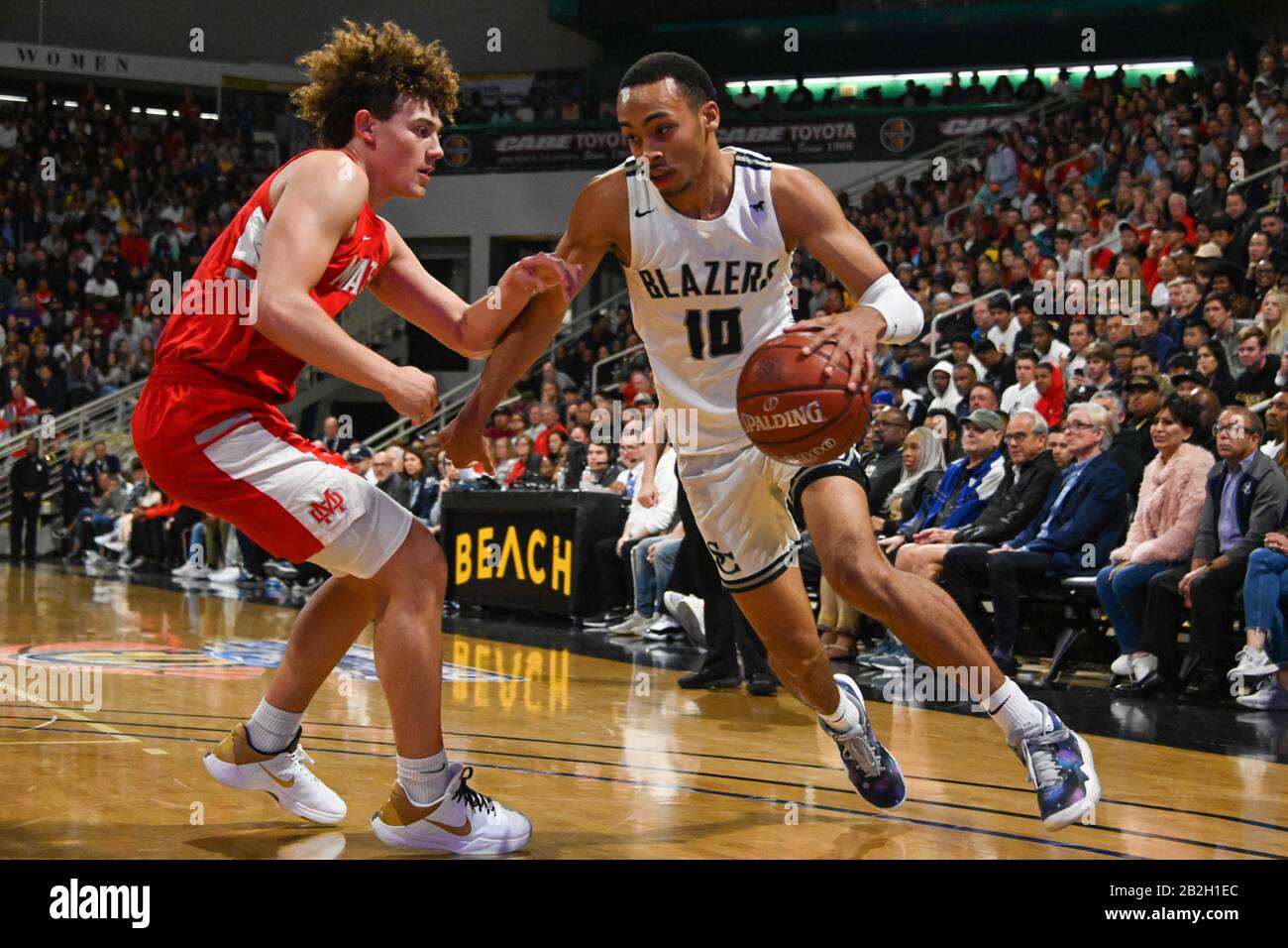 La garde du Mater Dei Monarchs Devin Askew (5) défend la garde du Sierra Canyon Trailblazers Amari Bailey (10) lors d'un match de basket-ball de championnat de division ouverte de la section CIF-Sud, le vendredi 28 février 2020, à long Beach, Californie, États-Unis. (Photo par IOS/ESPA-Images) Banque D'Images