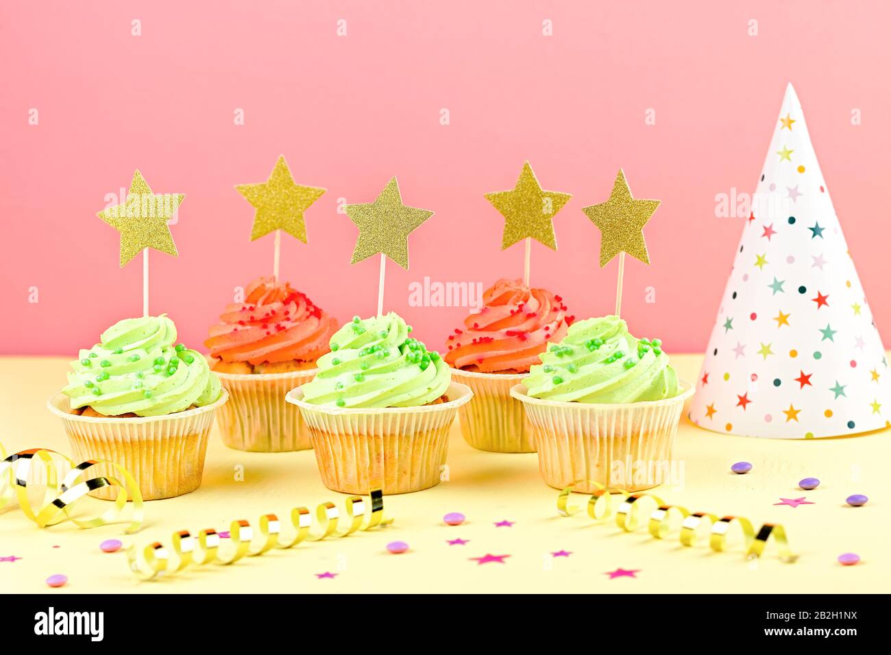 Accessoires pour fêtes d'anniversaire et fournitures pour événements fond  avec bonbons, cupcakes, confettis, ballons, chapeaux de fête, décorations,  espace de copie Photo Stock - Alamy
