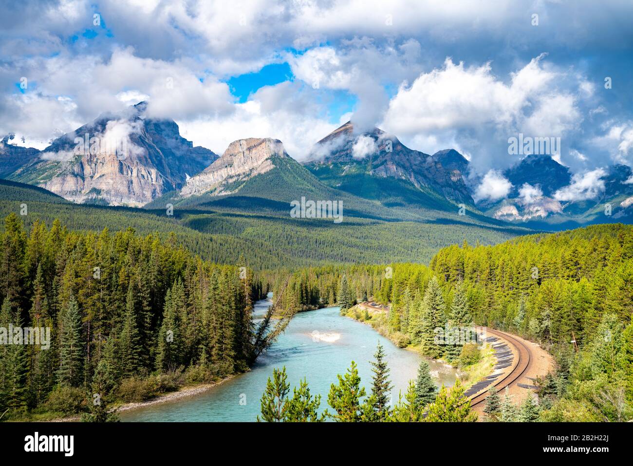 Morant's Curve, célèbre paysage avec chemin de fer. Parc National Banff, Canada Banque D'Images