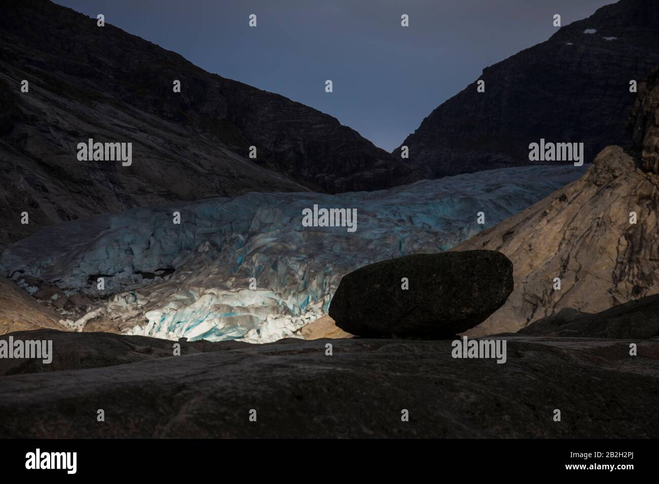 Le glacier réfléchissent dans l'eau de fusion en Norvège Banque D'Images