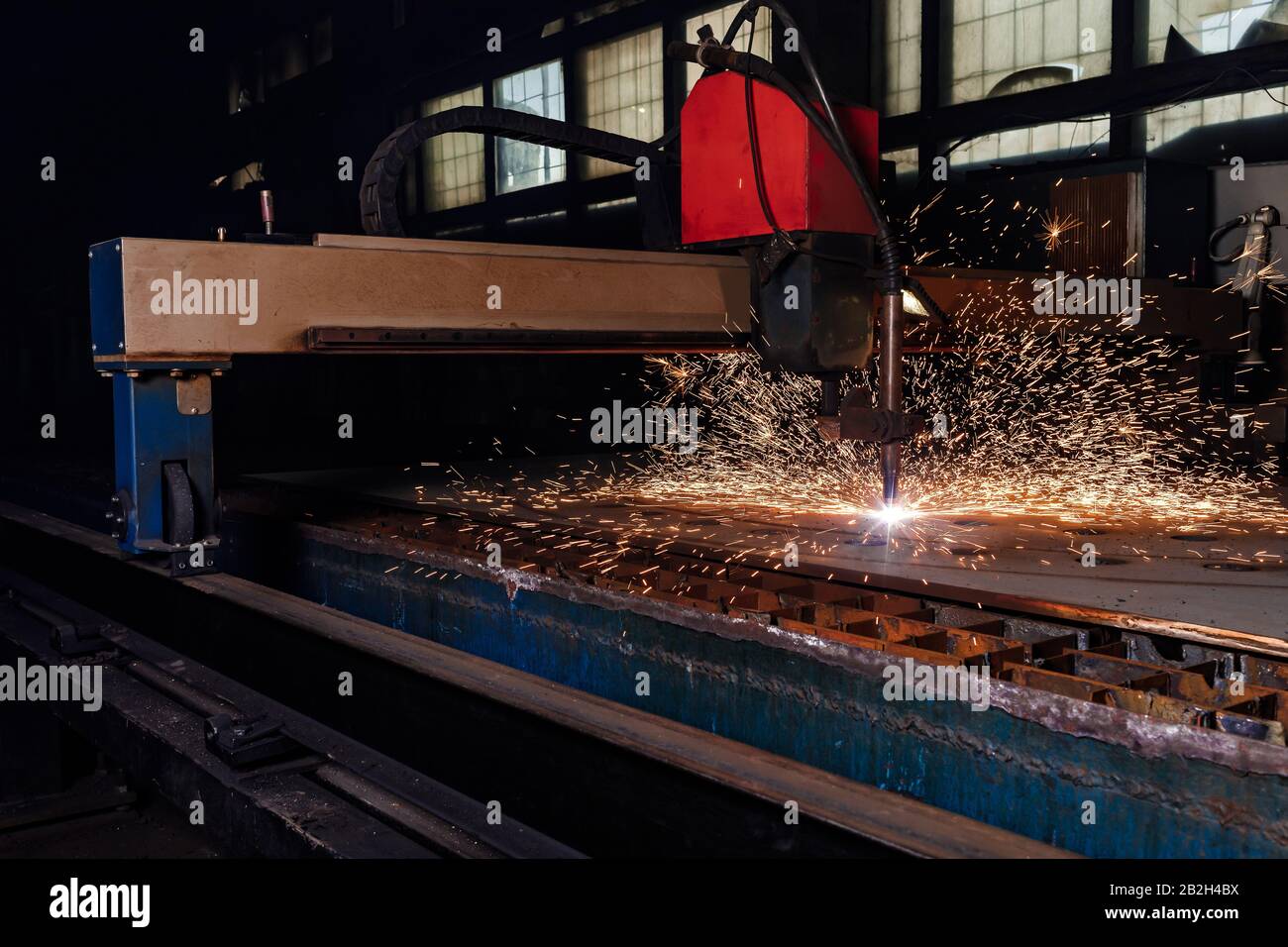 Découpe au plasma de métal avec cnc. Machine à découper le plasma en tôle  d'acier. Découpe laser en production. Découpe de métaux industriels par  laser plasma. Les étincelles volent depuis le laser