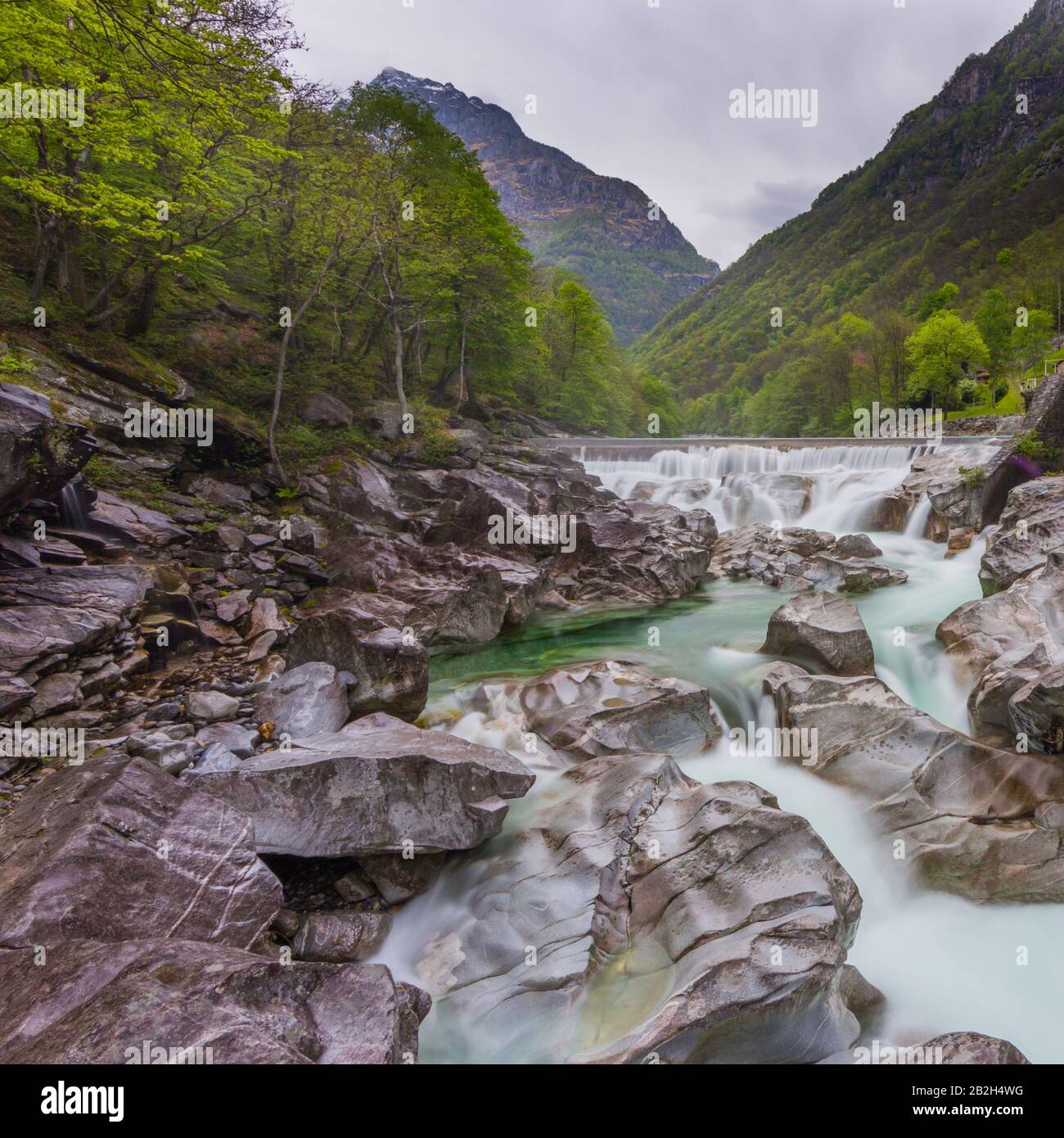 Cascades et rochers de la rivière Verzasca dans le canton du Tessin Banque D'Images