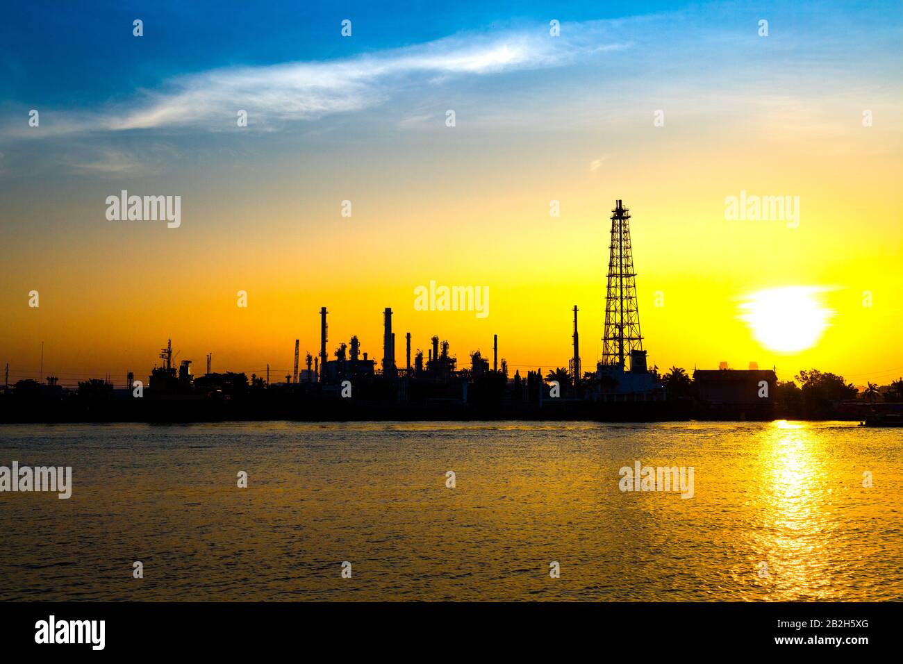Raffinerie de pétrole ou industrie pétrochimique avec navire en thaïlande. Pour l'exportation d'importation Logistique contexte. Banque D'Images