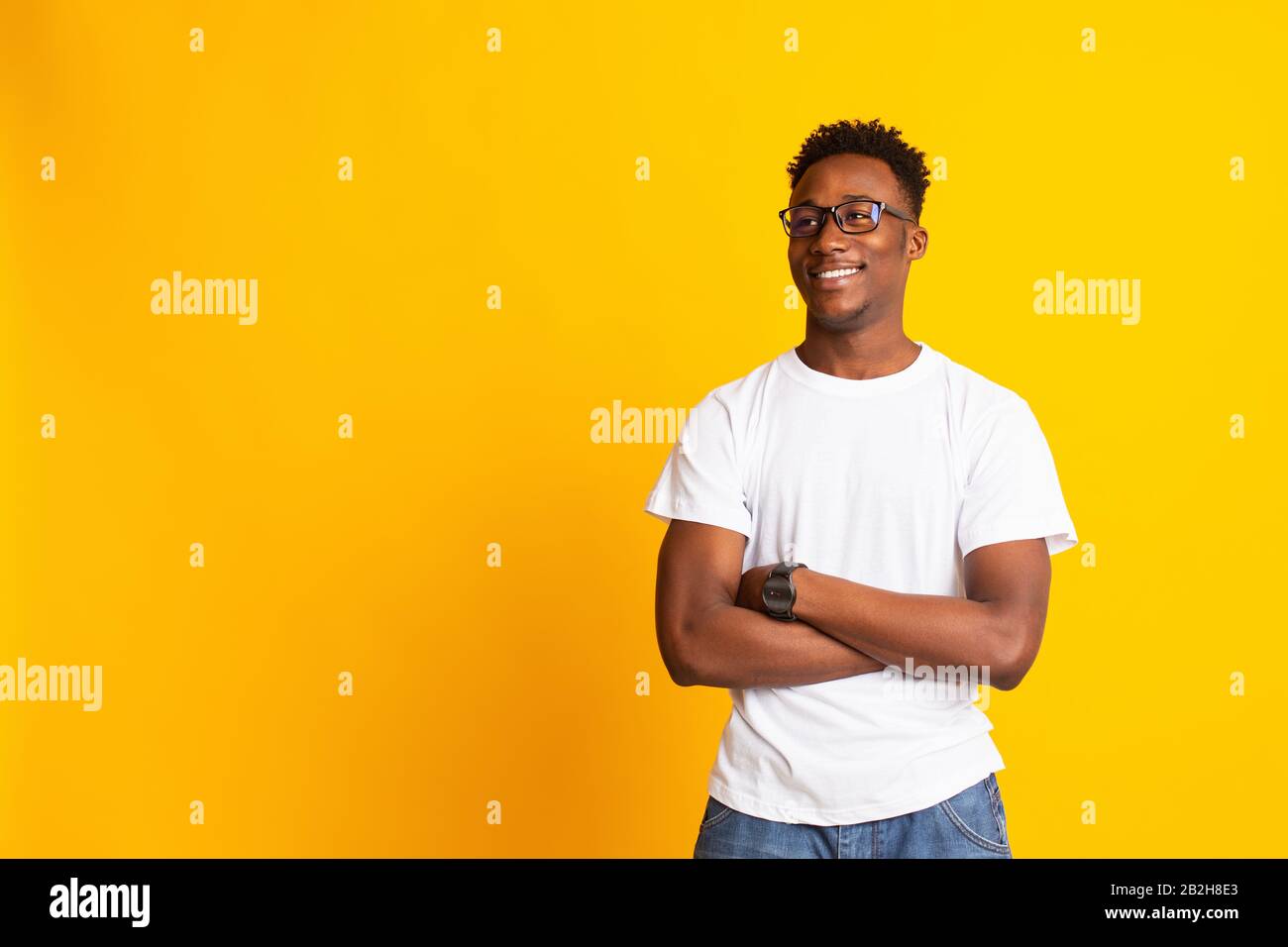 Portrait de jeune étudiant afro millénaire en lunettes Banque D'Images