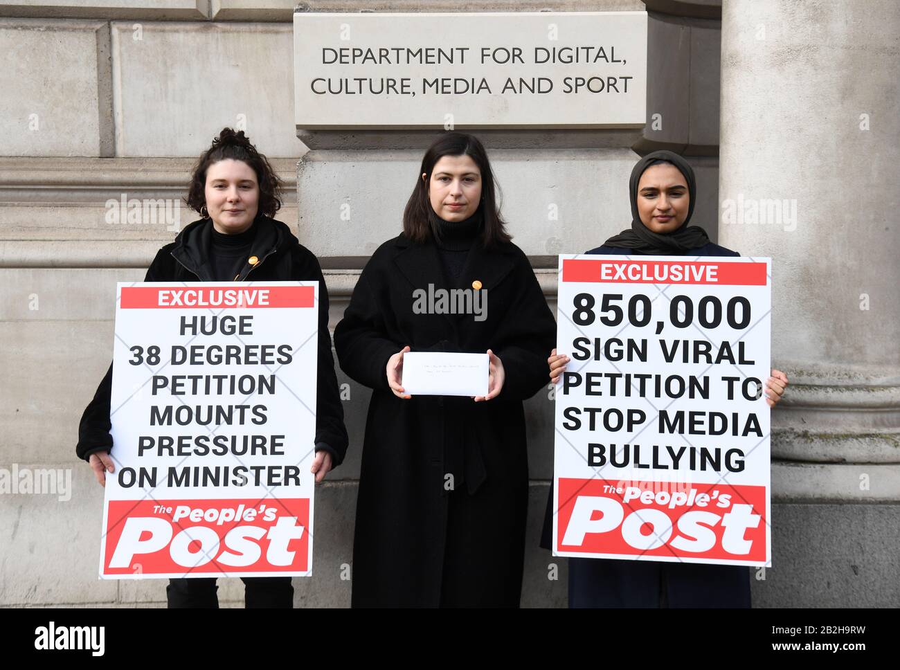 (De gauche à droite) campagnes Intern à 38 Degrés Ella Aedh, responsable des campagnes Holly Maltby et adjointe aux campagnes Sana Yusuf, présentent la pétition en droit de Caroline au Département de la culture numérique, des médias et des sports de Londres, qui appelle à la fin du harcèlement et de l'intimidation par la presse britannique. Photo PA. Date De L'Image: Mardi 3 Mars 2020. Crédit photo devrait lire: Kirsty O'Connor/PA Wire Banque D'Images