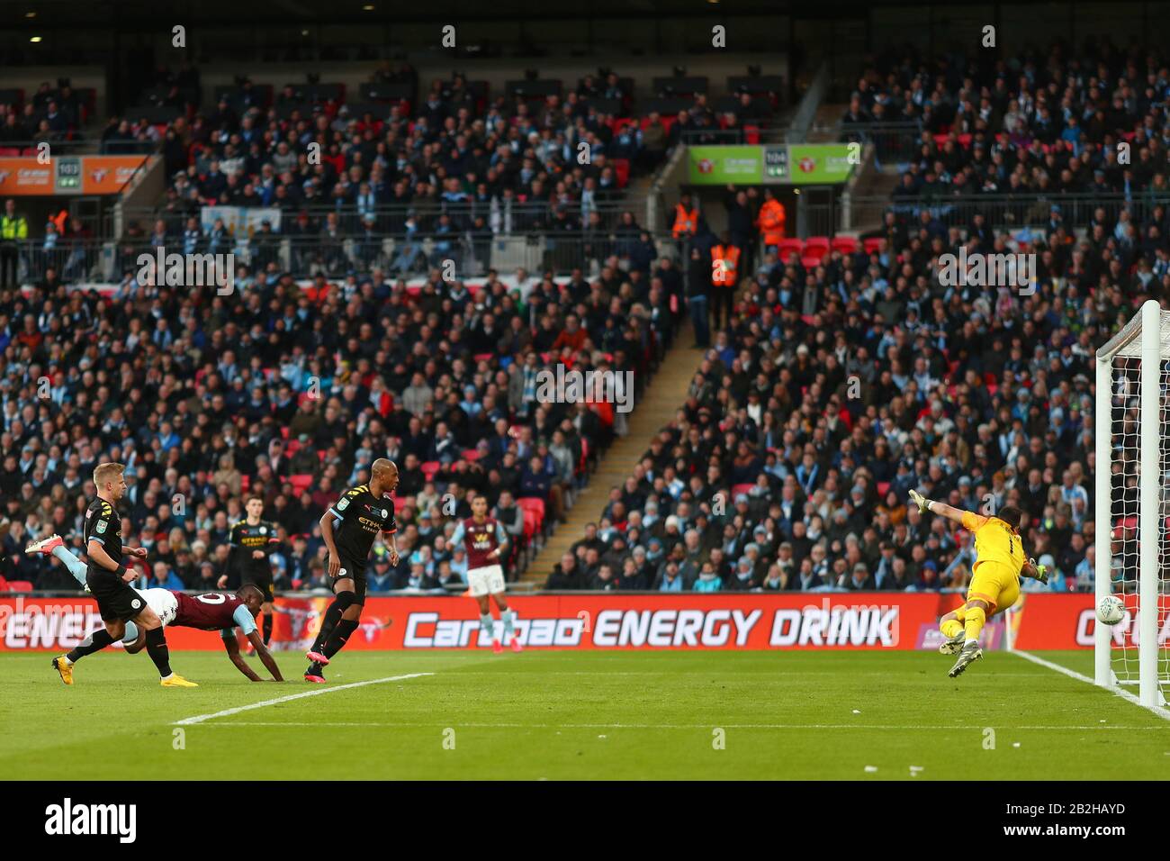 Mbwana Samatta de Aston Villa scores pour tirer un but en arrière, 2-1 - Aston Villa / Manchester City, Carabao Cup final, Wembley Stadium, Londres, Royaume-Uni - 1 mars 2020 Usage éditorial Seulement - les restrictions DataCo s'appliquent Banque D'Images