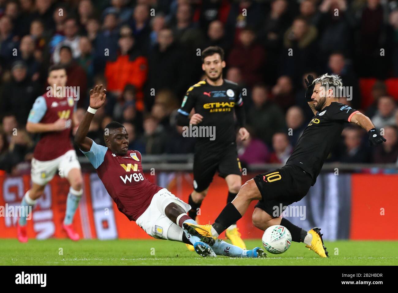 Merveilleux Nakamba d'Aston Villa challenges Sergio Aguero de Manchester City avant de recevoir une carte jaune - Aston Villa / Manchester City, Carabao Cup final, Wembley Stadium, Londres, Royaume-Uni - 1 mars 2020 Usage éditorial Seulement - les restrictions DataCo s'appliquent Banque D'Images