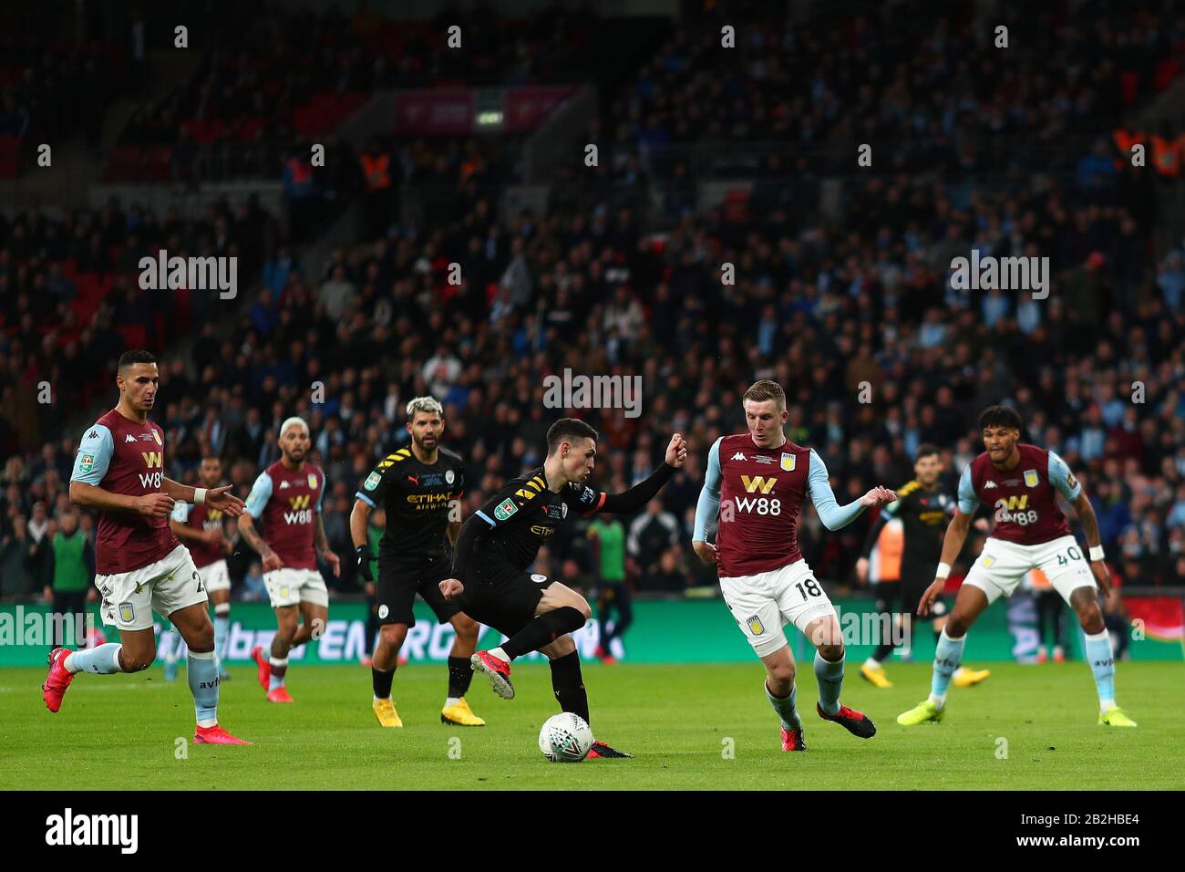 Phil Foden de Manchester City semble porter Matt Targett d'Aston Villa - Aston Villa / Manchester City, Carabao Cup final, Wembley Stadium, Londres, Royaume-Uni - 1 mars 2020 usage éditorial Seulement - les restrictions de DataCo s'appliquent Banque D'Images