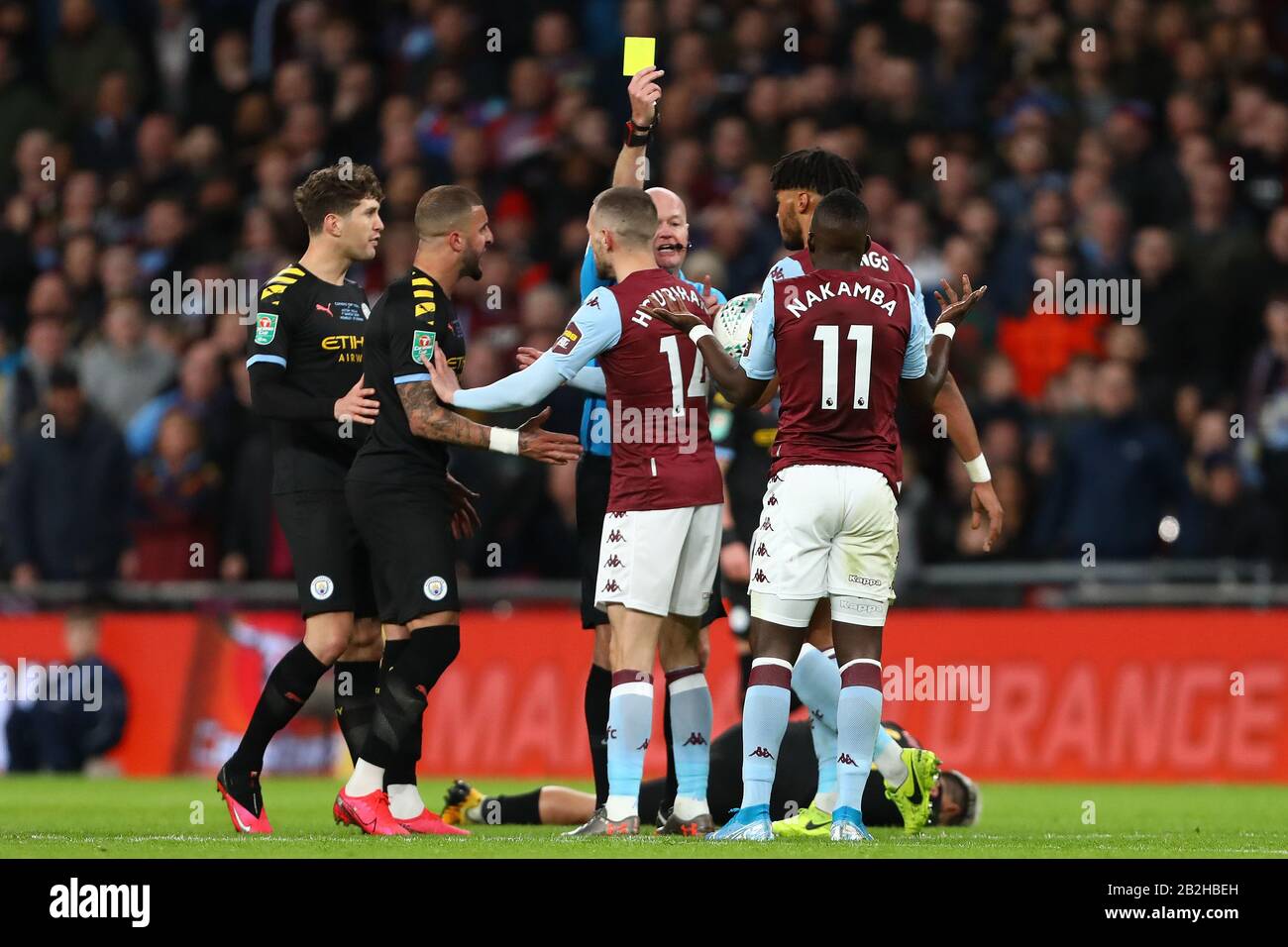 Merveilleux Nakamba d'Aston Villa reçoit une carte jaune pour un faute sur Sergio Aguero de Manchester City - Aston Villa / Manchester City, Carabao Cup final, Wembley Stadium, Londres, Royaume-Uni - 1 mars 2020 Usage éditorial Seulement - les restrictions de DataCo s'appliquent Banque D'Images