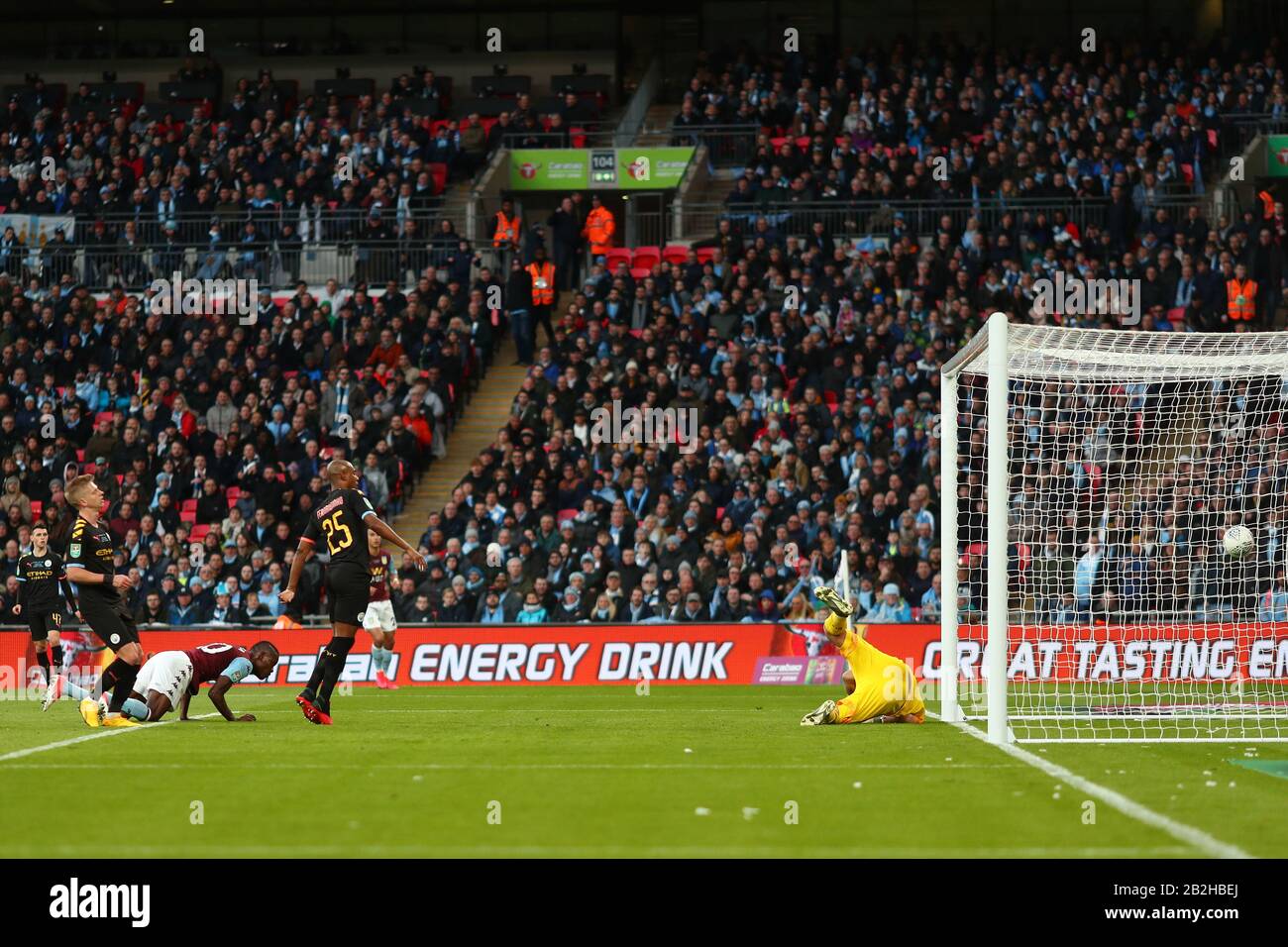 Mbwana Samatta de Aston Villa scores pour tirer un but en arrière, 2-1 - Aston Villa / Manchester City, Carabao Cup final, Wembley Stadium, Londres, Royaume-Uni - 1 mars 2020 Usage éditorial Seulement - les restrictions DataCo s'appliquent Banque D'Images