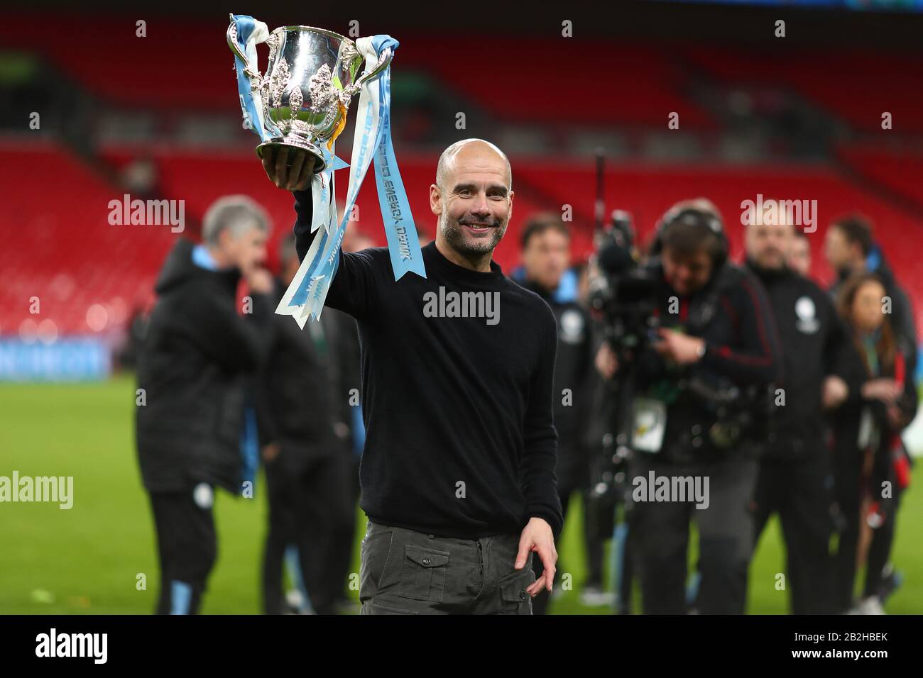 Manager de Manchester City, Pep Guardiola célèbre avec le Carabao Cup Trophy - Aston Villa / Manchester City, Carabao Cup final, Wembley Stadium, Londres, Royaume-Uni - 1 mars 2020 Usage éditorial Seulement - les restrictions DataCo s'appliquent Banque D'Images
